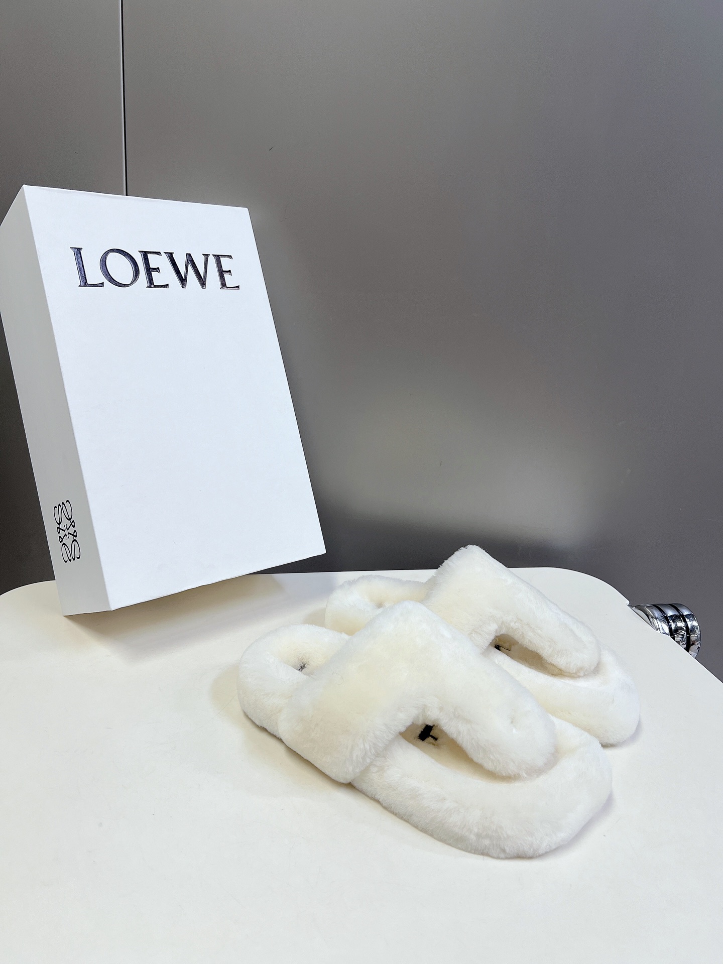 LOEWE罗意威最新王炸爆款夹趾平底毛拖进口羊毛材质舒适度极高非常具有辨识度美貌与实用并存舒适而不单调的