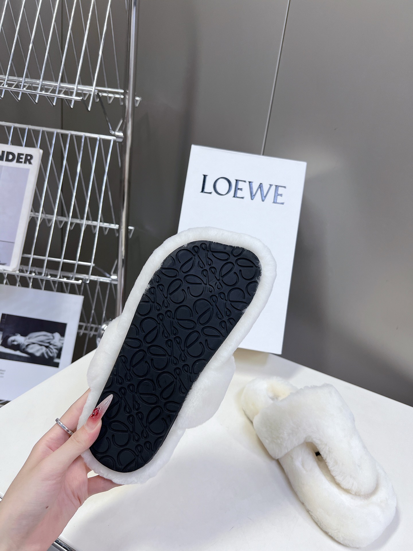 LOEWE罗意威最新王炸爆款夹趾平底毛拖进口羊毛材质舒适度极高非常具有辨识度美貌与实用并存舒适而不单调的