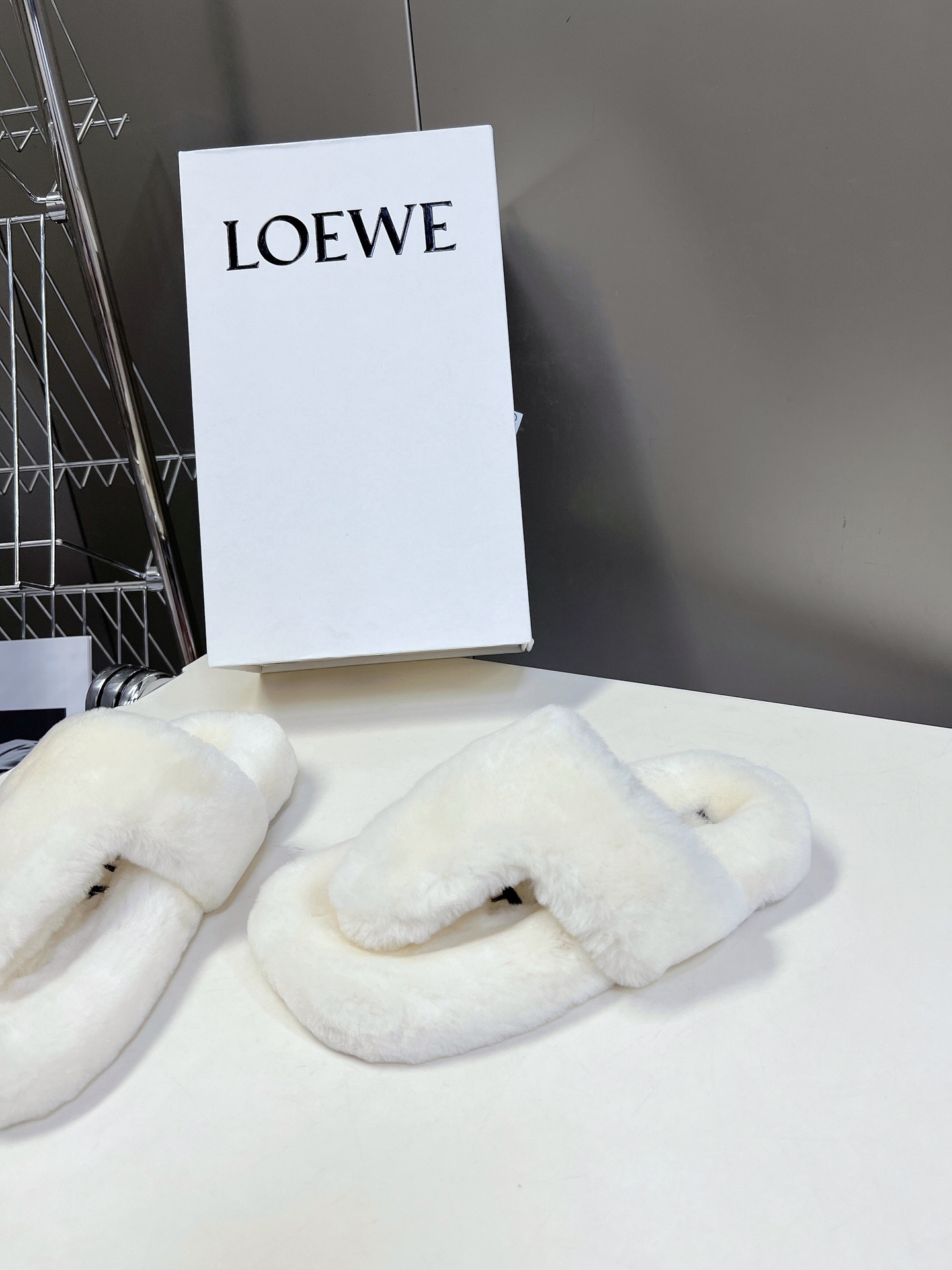 LOEWE罗意威最新王炸爆款夹趾平底毛拖进口羊毛材质舒适度极高非常具有辨识度美貌与实用并存舒适而不单调的