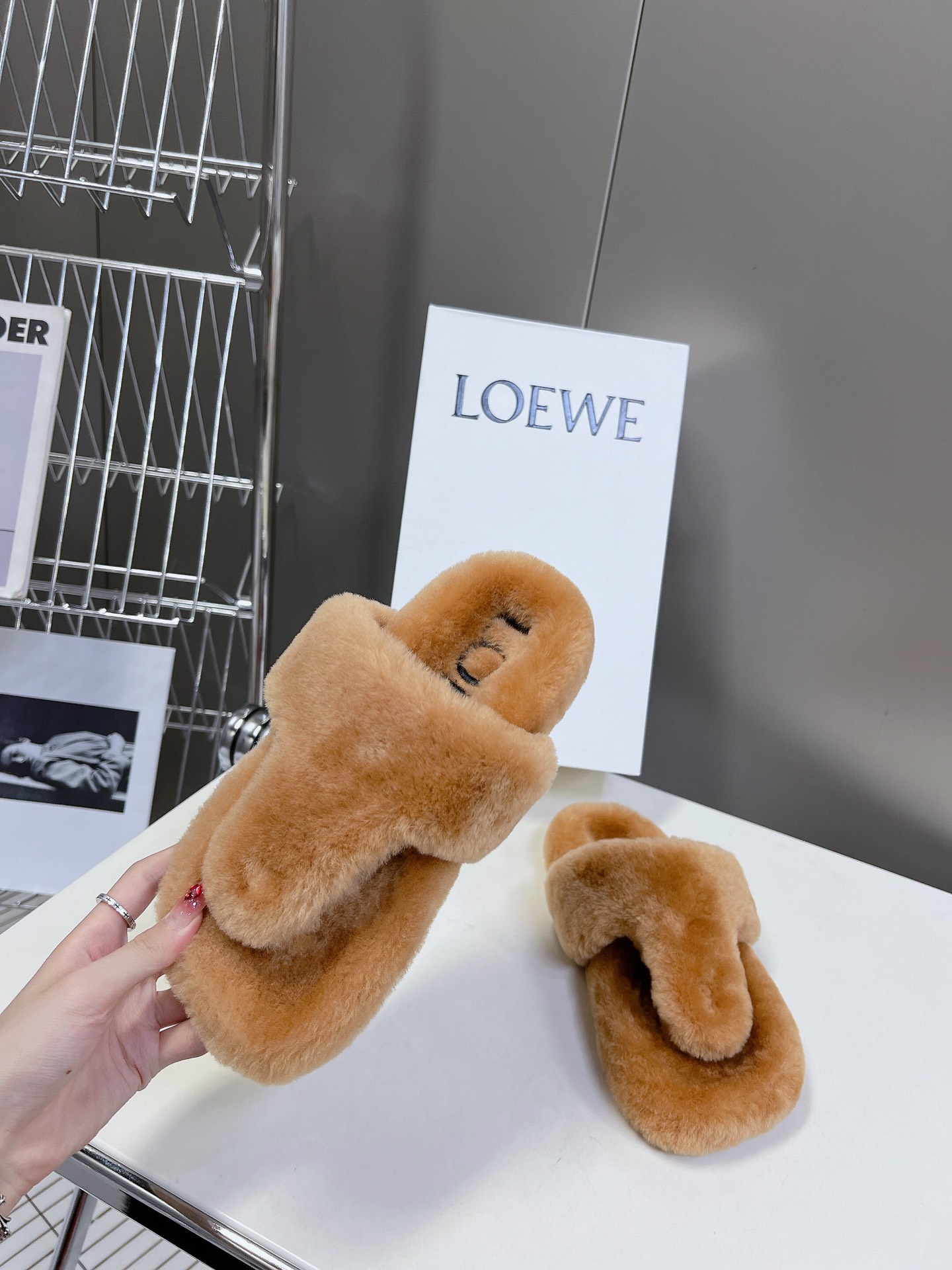 LOEWE罗意威最新王炸爆款夹趾平底毛拖进口羊毛材质舒适度极高非常具有辨识度美貌与实用并存舒适而不单调的