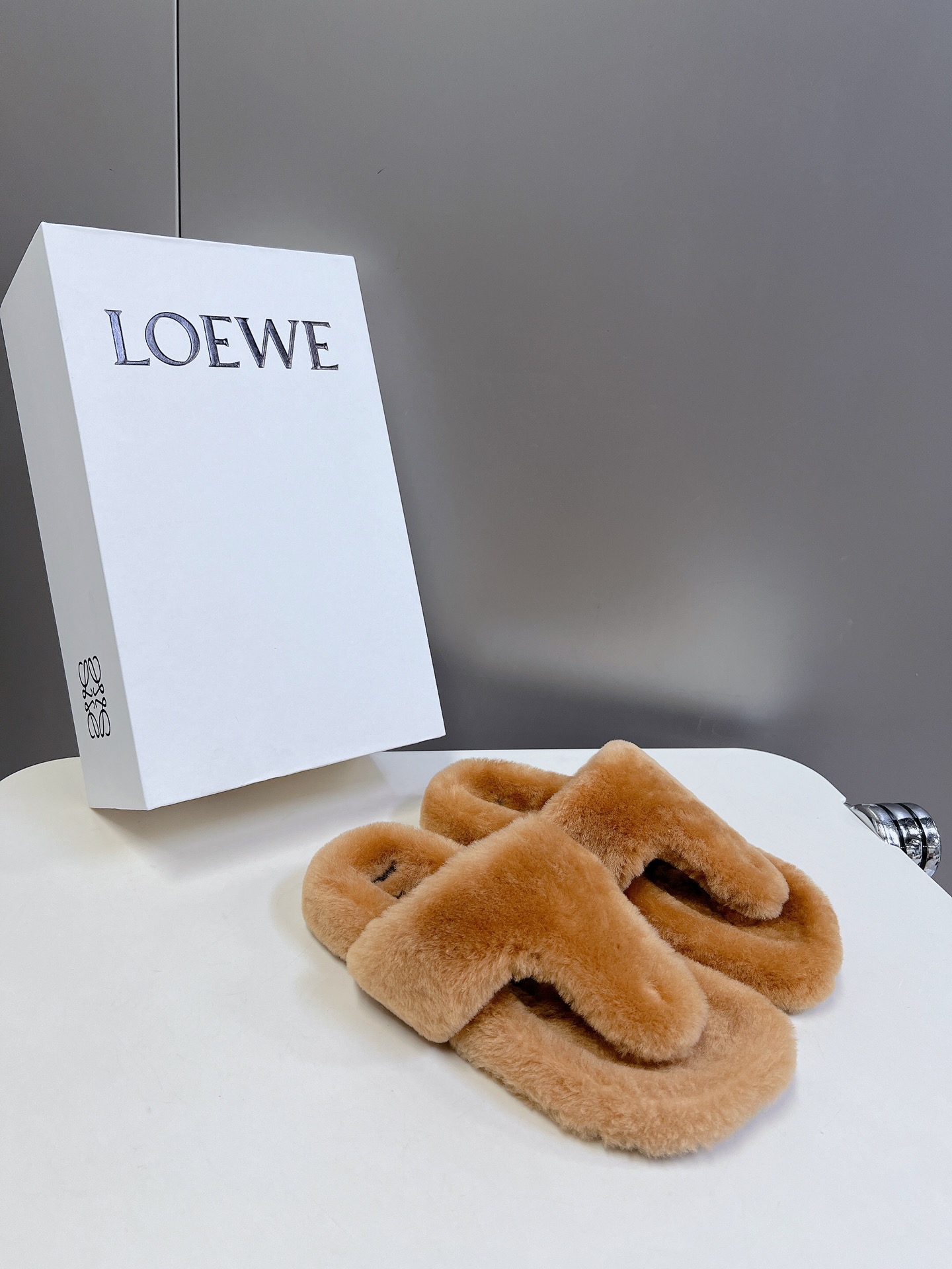 LOEWE罗意威最新王炸爆款夹趾平底毛拖进口羊毛材质舒适度极高非常具有辨识度美貌与实用并存舒适而不单调的