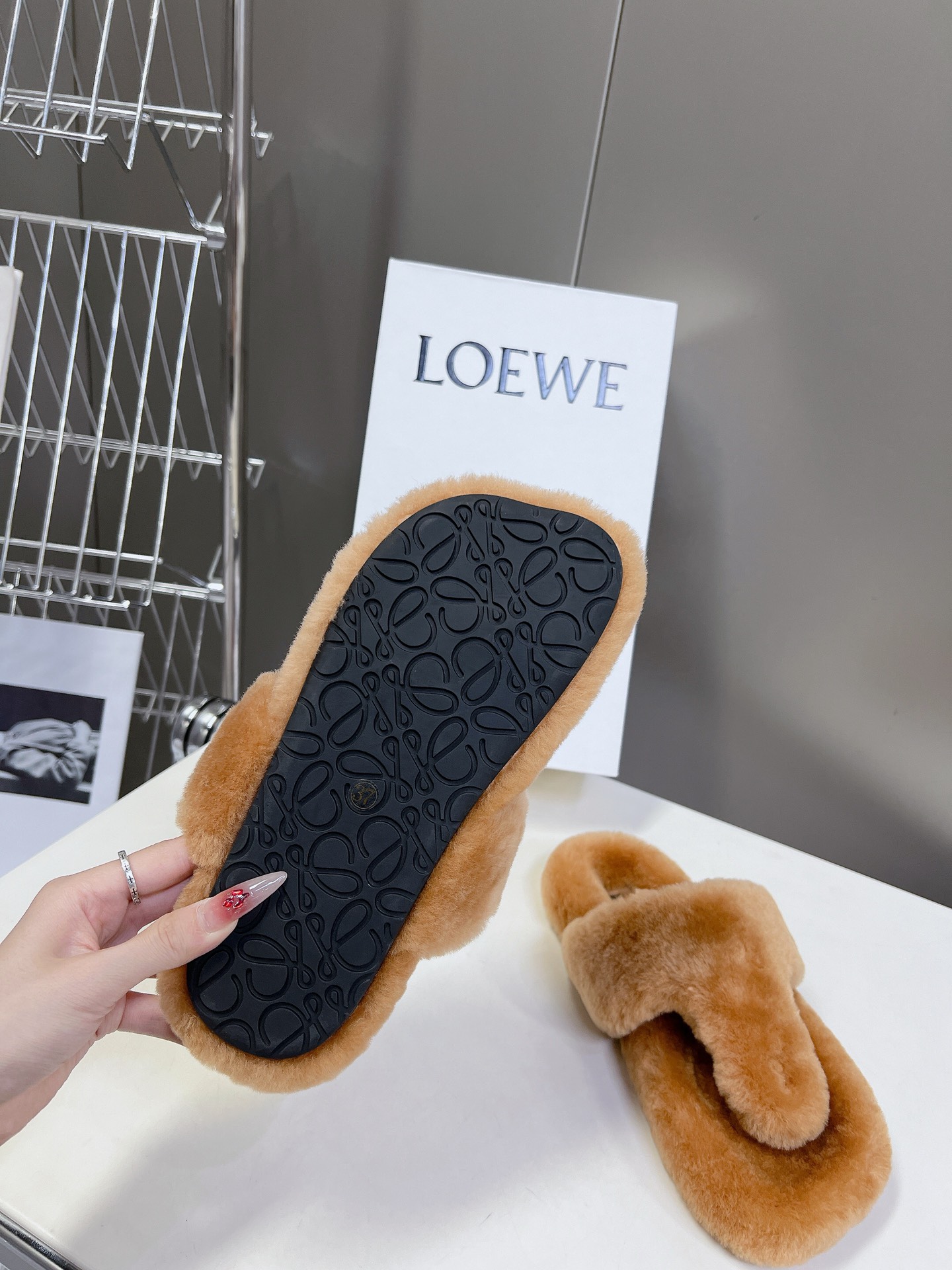 LOEWE罗意威最新王炸爆款夹趾平底毛拖进口羊毛材质舒适度极高非常具有辨识度美貌与实用并存舒适而不单调的