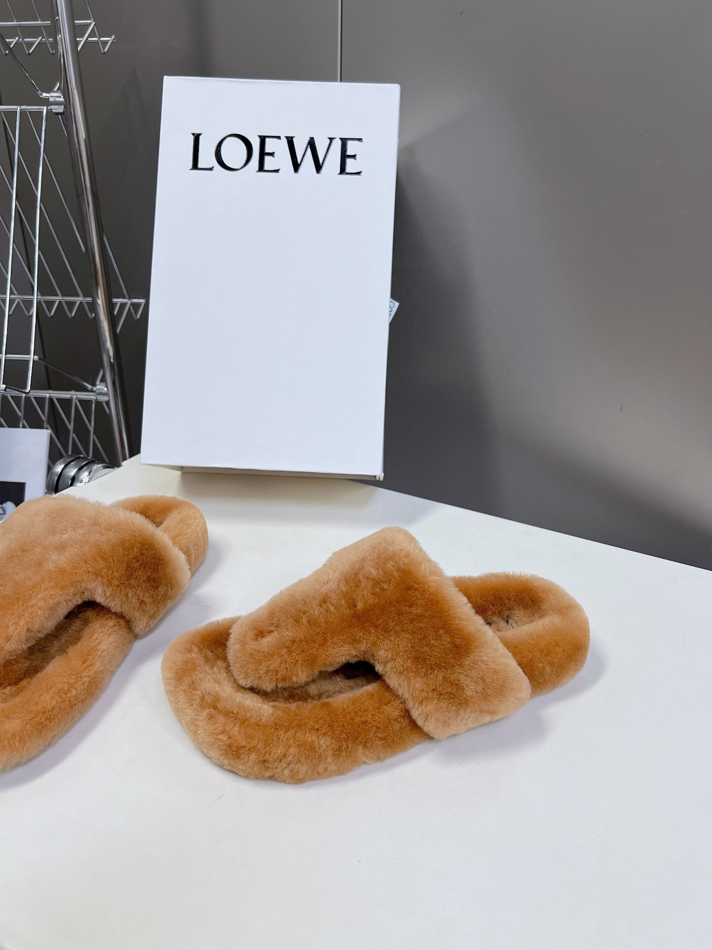 LOEWE罗意威最新王炸爆款夹趾平底毛拖进口羊毛材质舒适度极高非常具有辨识度美貌与实用并存舒适而不单调的