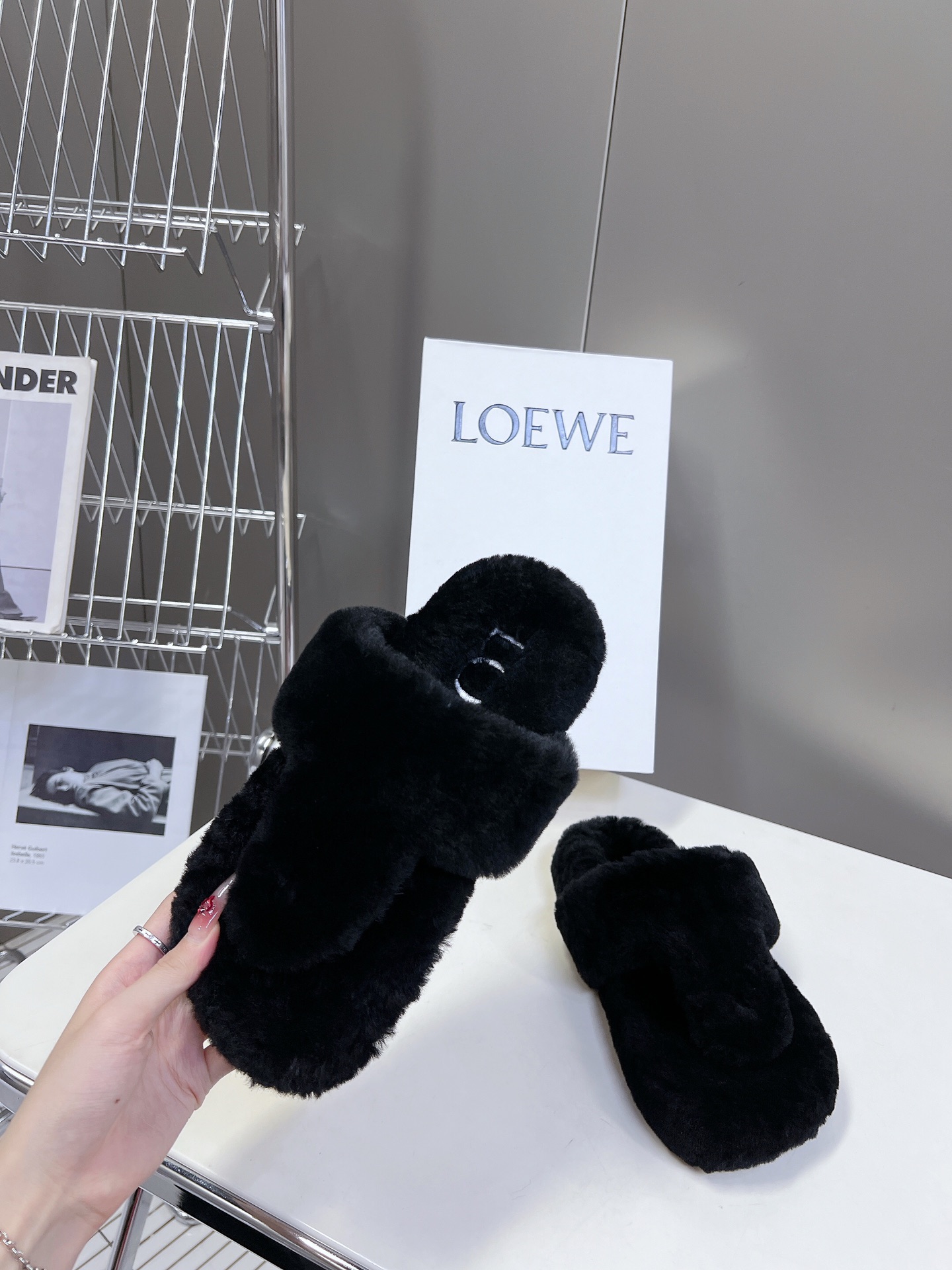 LOEWE罗意威最新王炸爆款夹趾平底毛拖进口羊毛材质舒适度极高非常具有辨识度美貌与实用并存舒适而不单调的