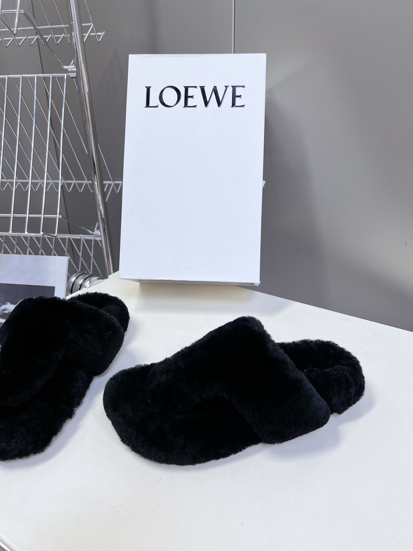 LOEWE罗意威最新王炸爆款夹趾平底毛拖进口羊毛材质舒适度极高非常具有辨识度美貌与实用并存舒适而不单调的