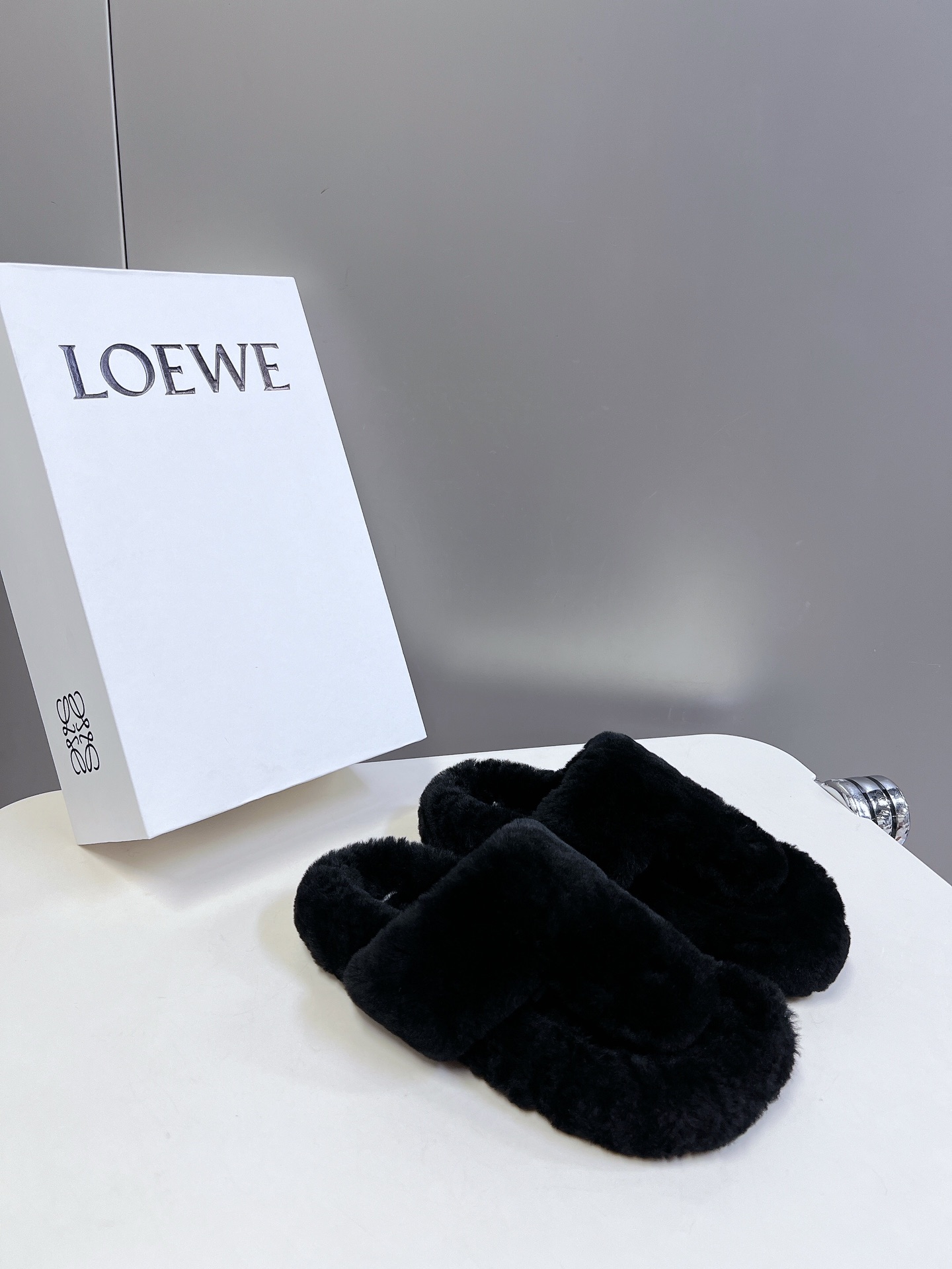 LOEWE罗意威最新王炸爆款夹趾平底毛拖进口羊毛材质舒适度极高非常具有辨识度美貌与实用并存舒适而不单调的