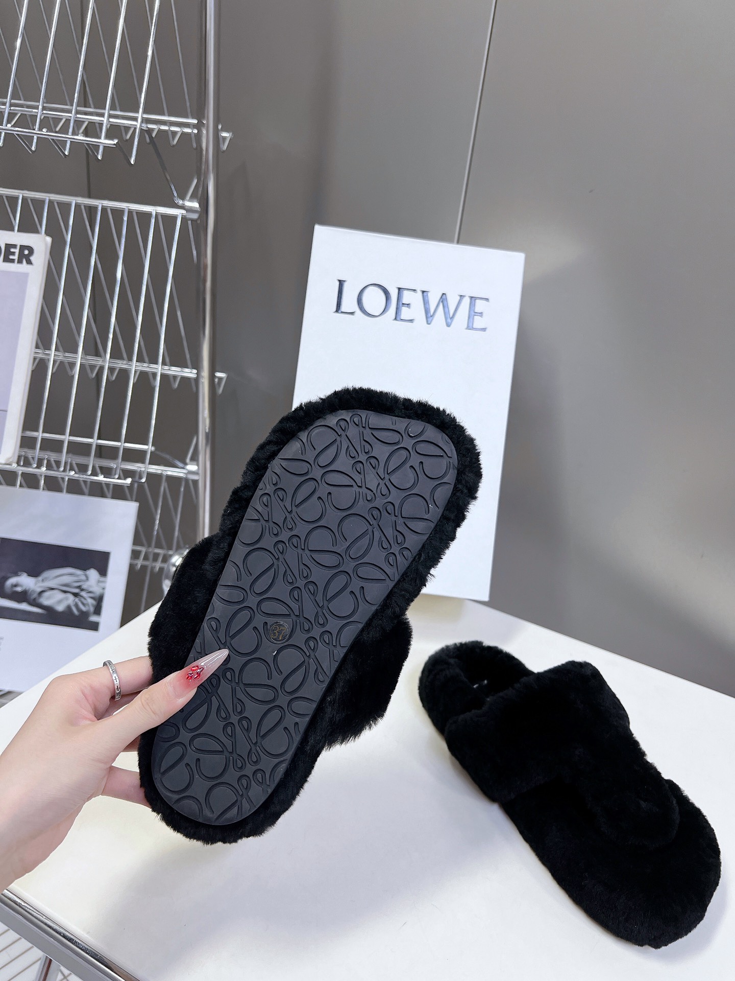 LOEWE罗意威最新王炸爆款夹趾平底毛拖进口羊毛材质舒适度极高非常具有辨识度美貌与实用并存舒适而不单调的