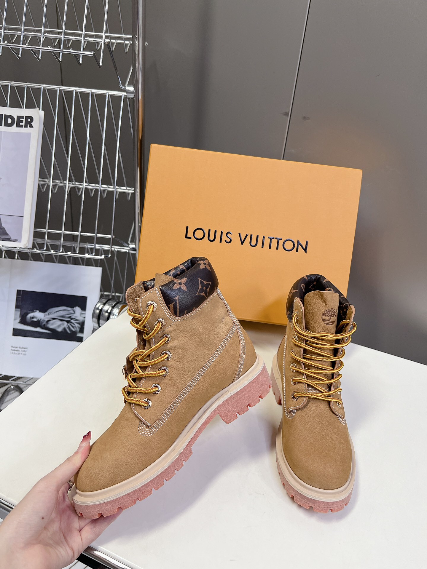 代购级LouisVuittonxTimberland联名ViaInstagram大黄靴今年1月LV202