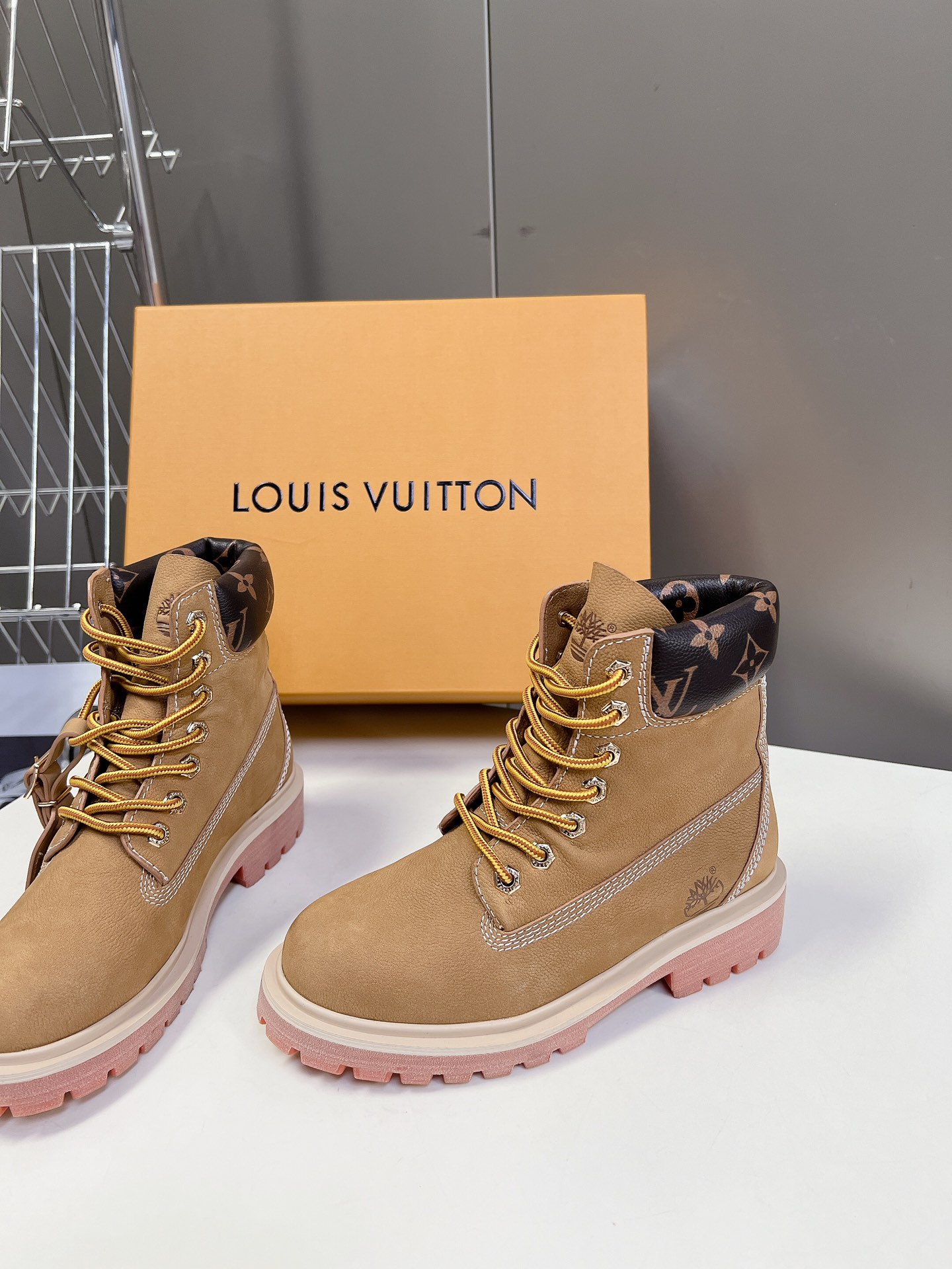 代购级LouisVuittonxTimberland联名ViaInstagram大黄靴今年1月LV202