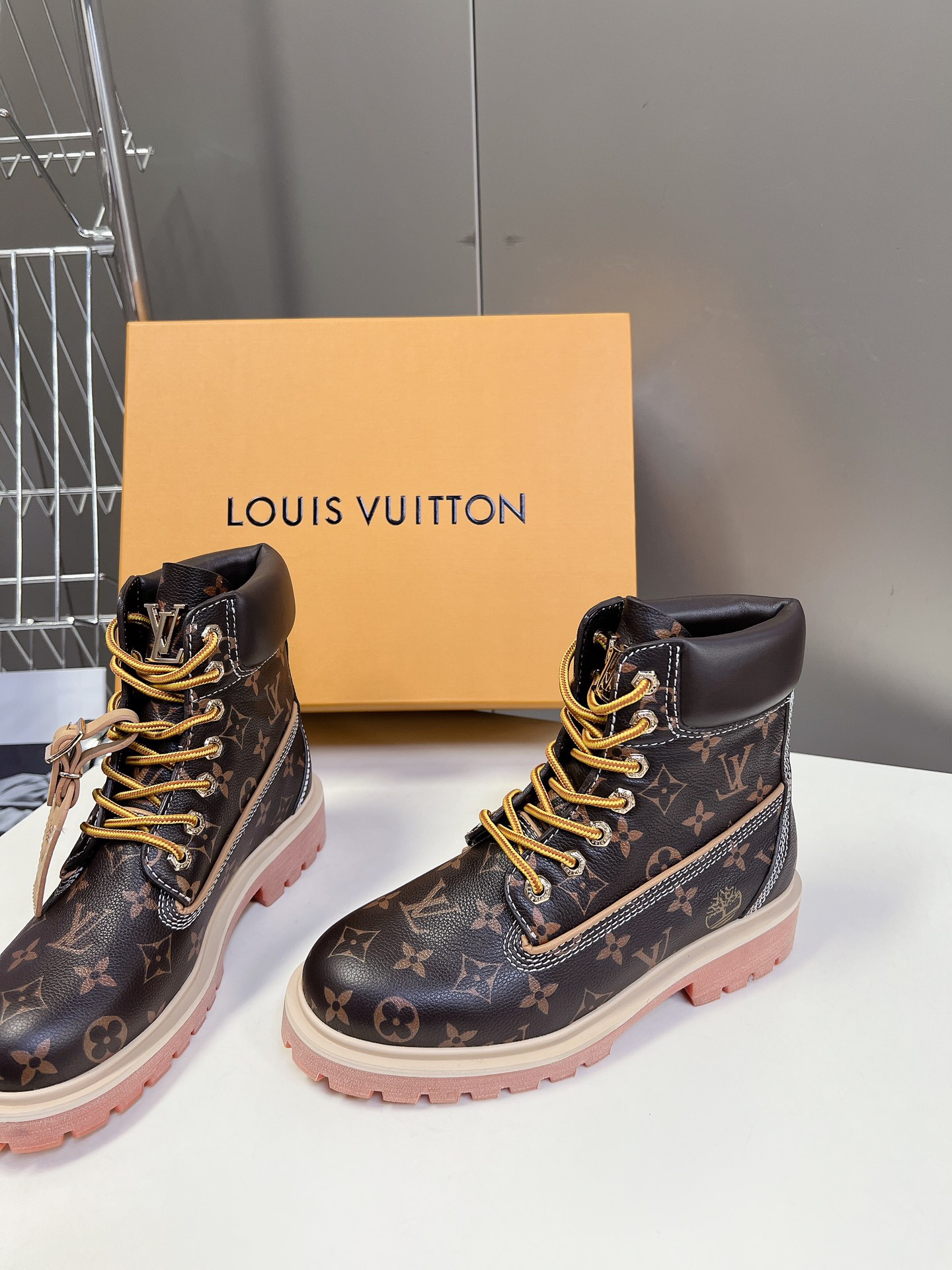 代购级LouisVuittonxTimberland联名ViaInstagram大黄靴今年1月LV202