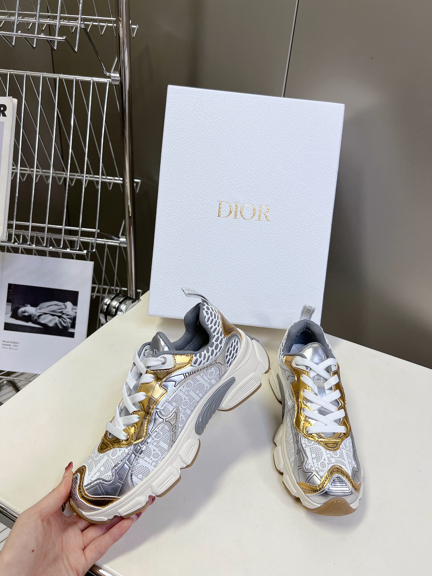 Dior迪奥Chrono系列运动鞋太古汇RMB9200购入开发这款Diorchrono运动鞋延续经久不衰