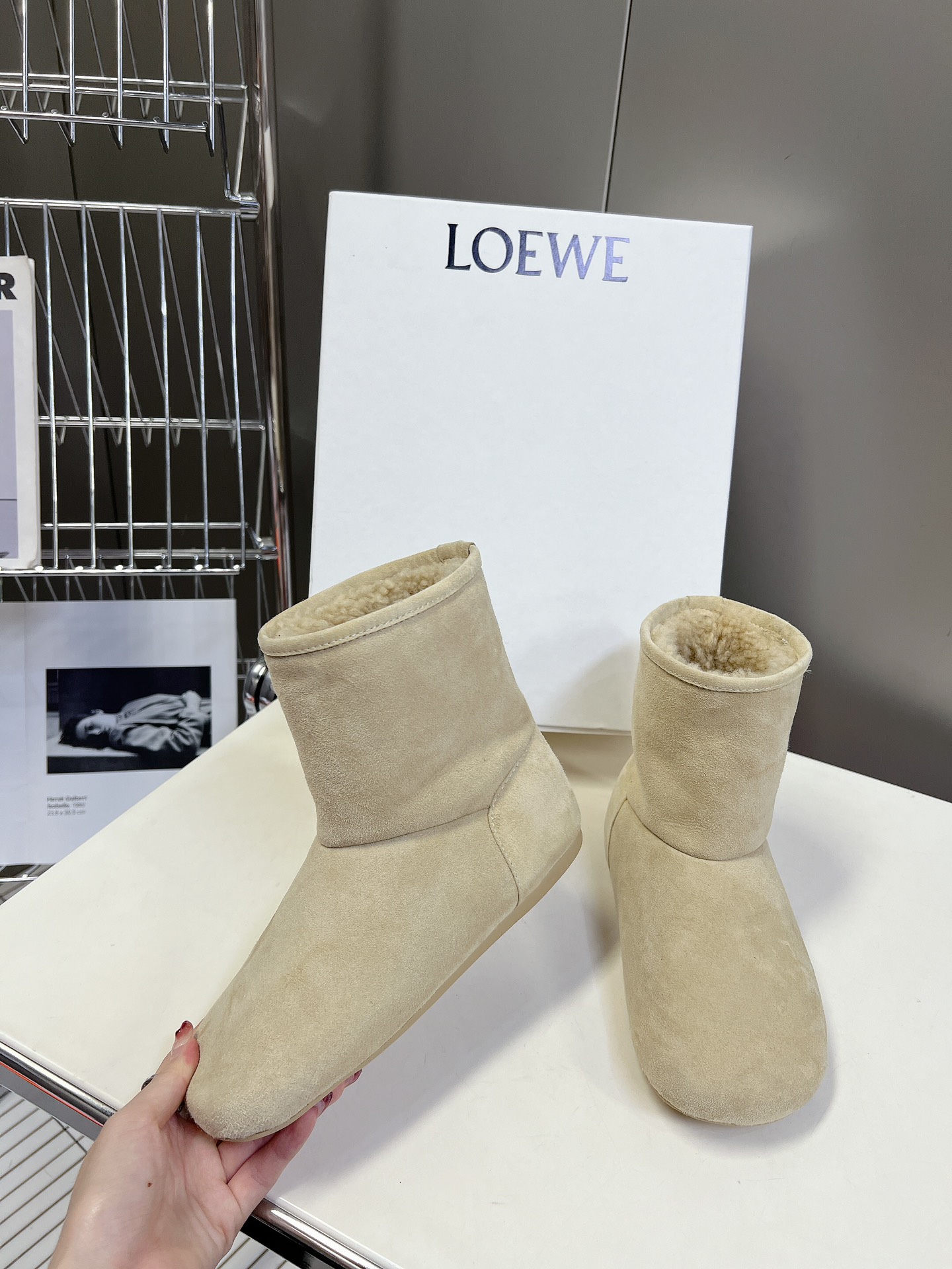 LOEWE秋冬罗意威皮毛一体雪地靴罗意威皮毛一体靴俺就说能保暖还能这么轻这么软乎的靴子也只能是罗意威了吧