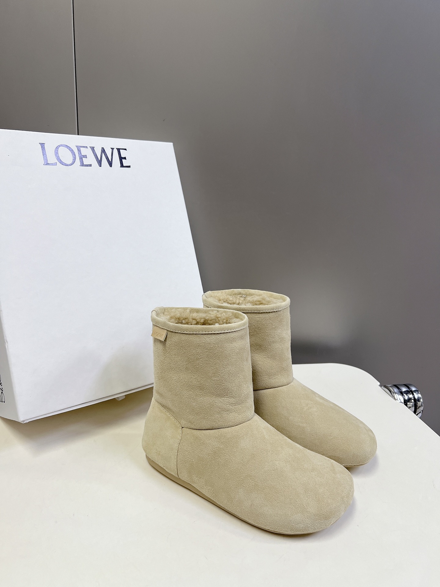 LOEWE秋冬罗意威皮毛一体雪地靴罗意威皮毛一体靴俺就说能保暖还能这么轻这么软乎的靴子也只能是罗意威了吧