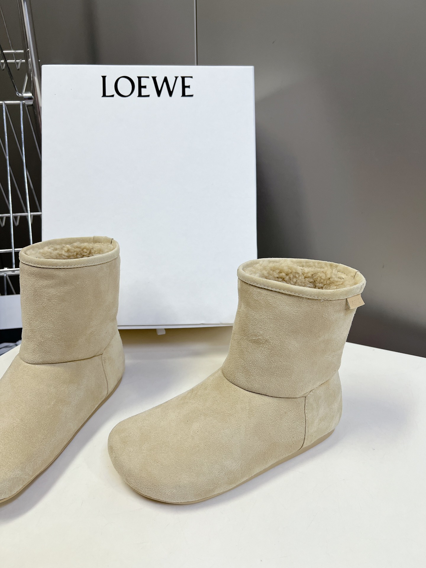 LOEWE秋冬罗意威皮毛一体雪地靴罗意威皮毛一体靴俺就说能保暖还能这么轻这么软乎的靴子也只能是罗意威了吧