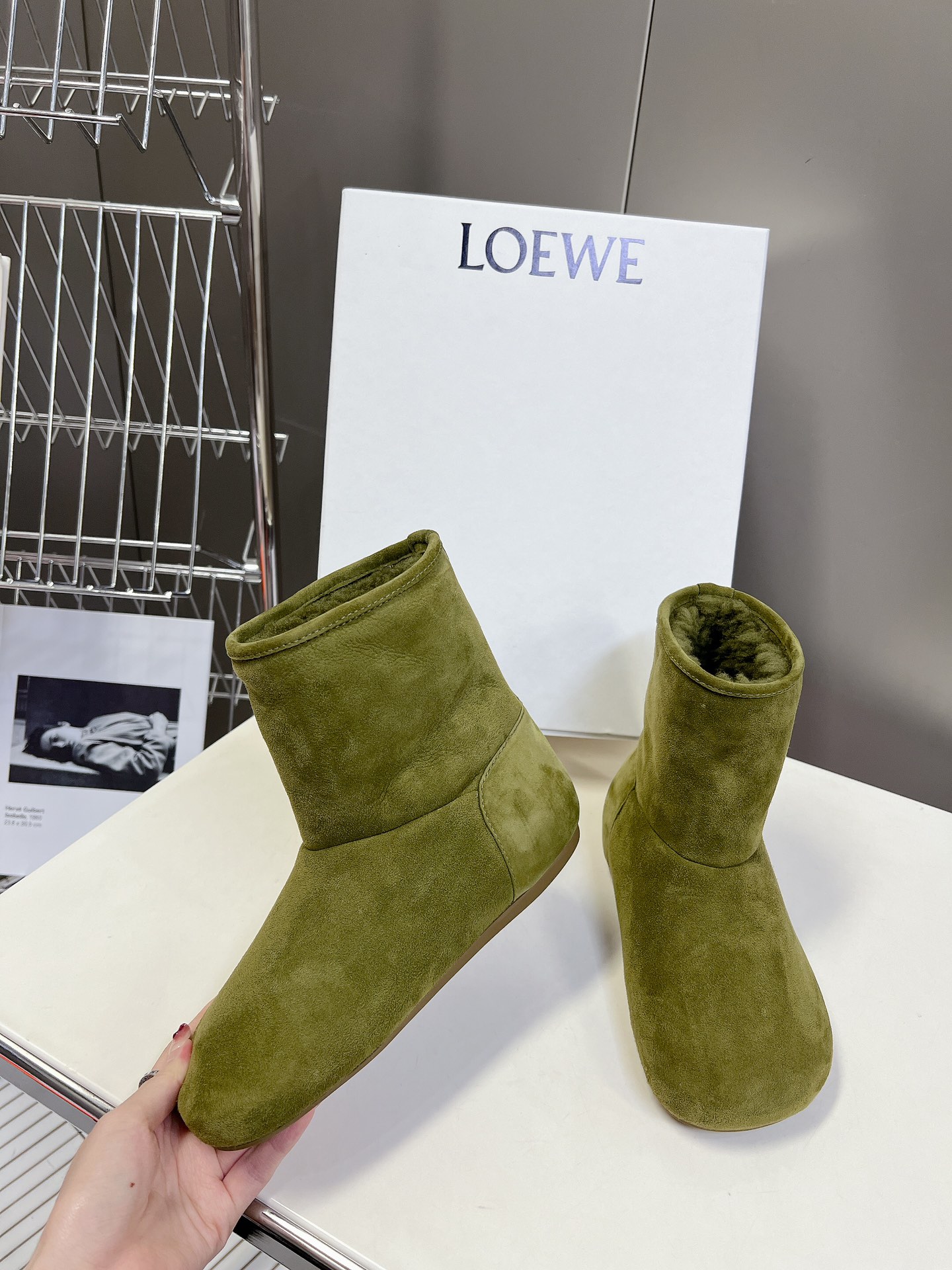 LOEWE秋冬罗意威皮毛一体雪地靴罗意威皮毛一体靴俺就说能保暖还能这么轻这么软乎的靴子也只能是罗意威了吧