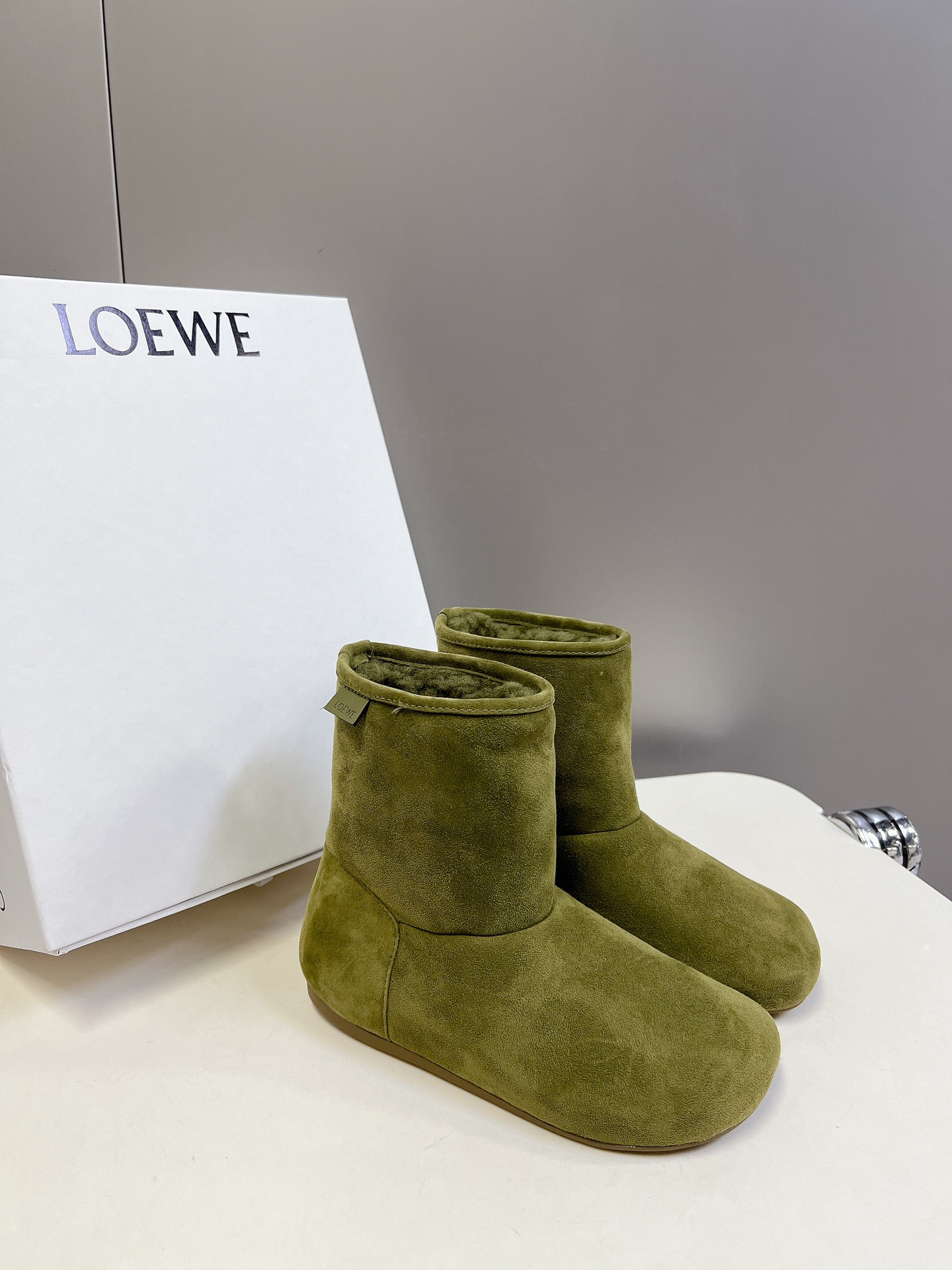 LOEWE秋冬罗意威皮毛一体雪地靴罗意威皮毛一体靴俺就说能保暖还能这么轻这么软乎的靴子也只能是罗意威了吧