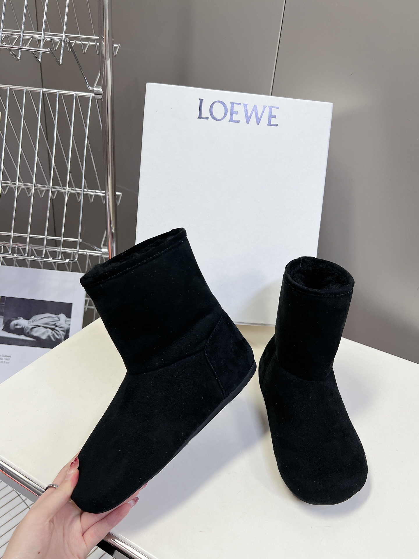 LOEWE秋冬罗意威皮毛一体雪地靴罗意威皮毛一体靴俺就说能保暖还能这么轻这么软乎的靴子也只能是罗意威了吧