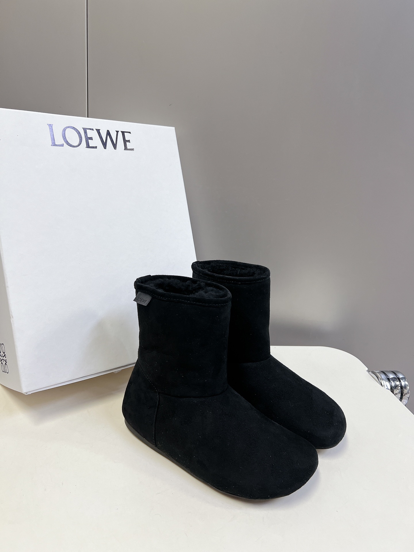 LOEWE秋冬罗意威皮毛一体雪地靴罗意威皮毛一体靴俺就说能保暖还能这么轻这么软乎的靴子也只能是罗意威了吧