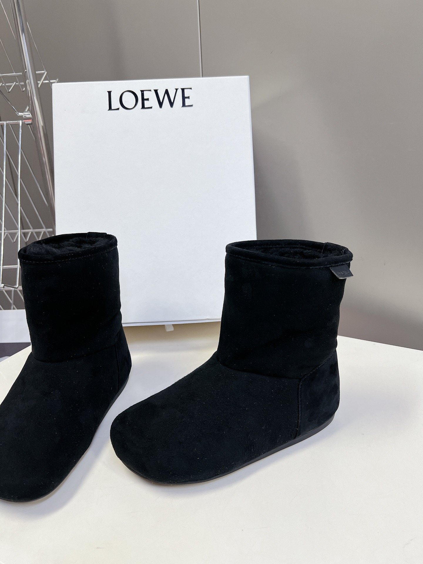 LOEWE秋冬罗意威皮毛一体雪地靴罗意威皮毛一体靴俺就说能保暖还能这么轻这么软乎的靴子也只能是罗意威了吧