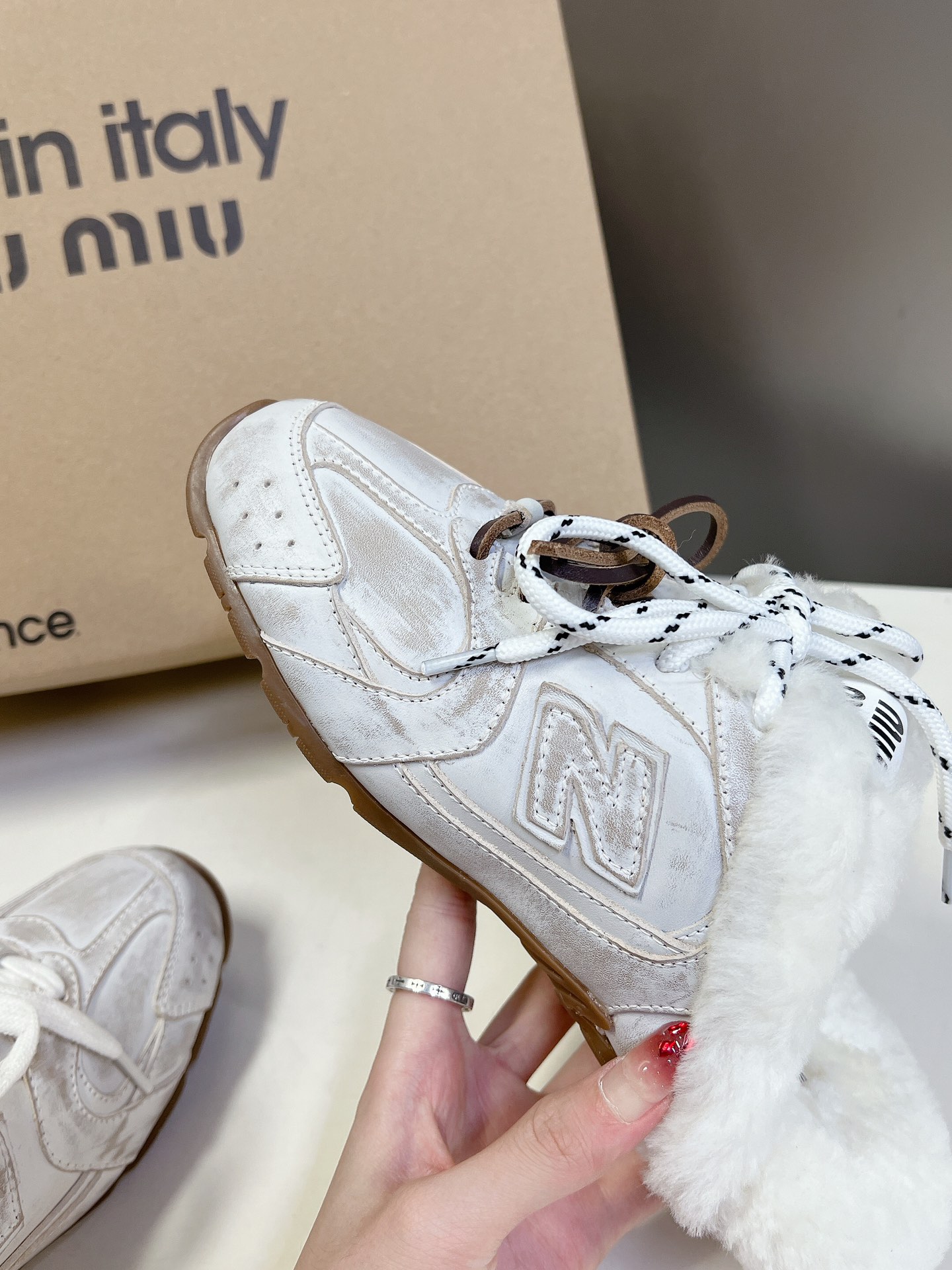 MiuMiu️NewBalance联名系列德训运动鞋出真毛里了各大品牌都热衷于跨界联名缪缪这次联名诚意满