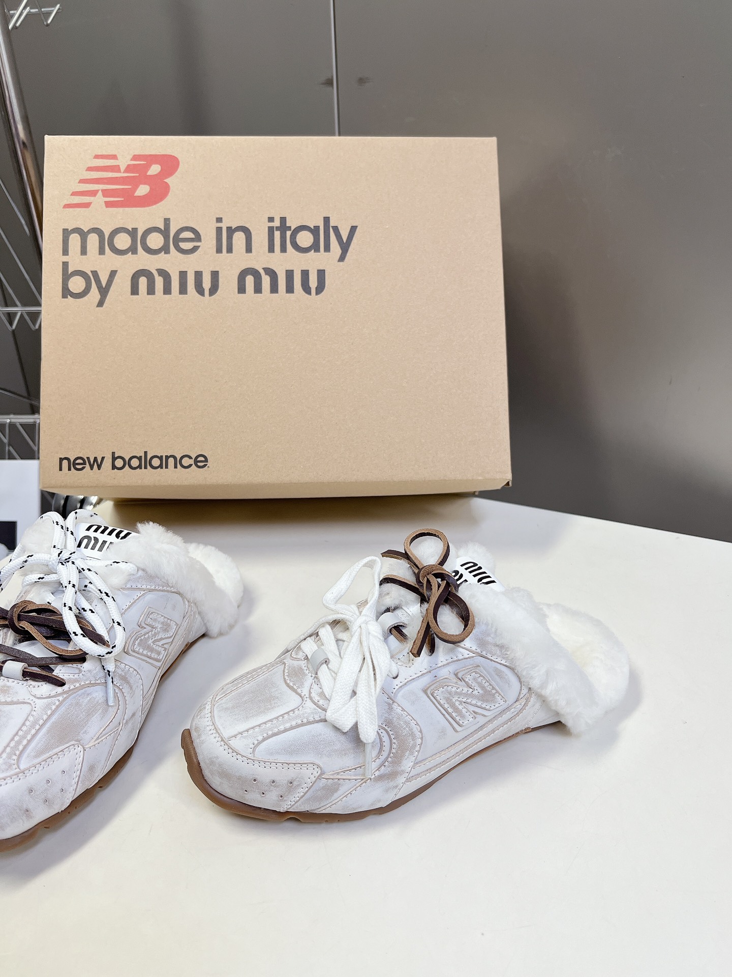 MiuMiu️NewBalance联名系列德训运动鞋出真毛里了各大品牌都热衷于跨界联名缪缪这次联名诚意满