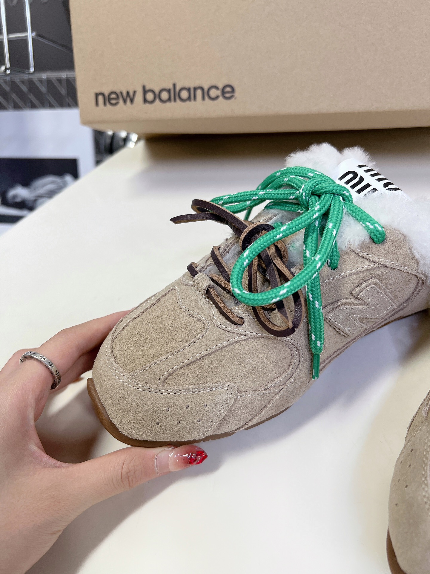 MiuMiu️NewBalance联名系列德训运动鞋出真毛里了各大品牌都热衷于跨界联名缪缪这次联名诚意满