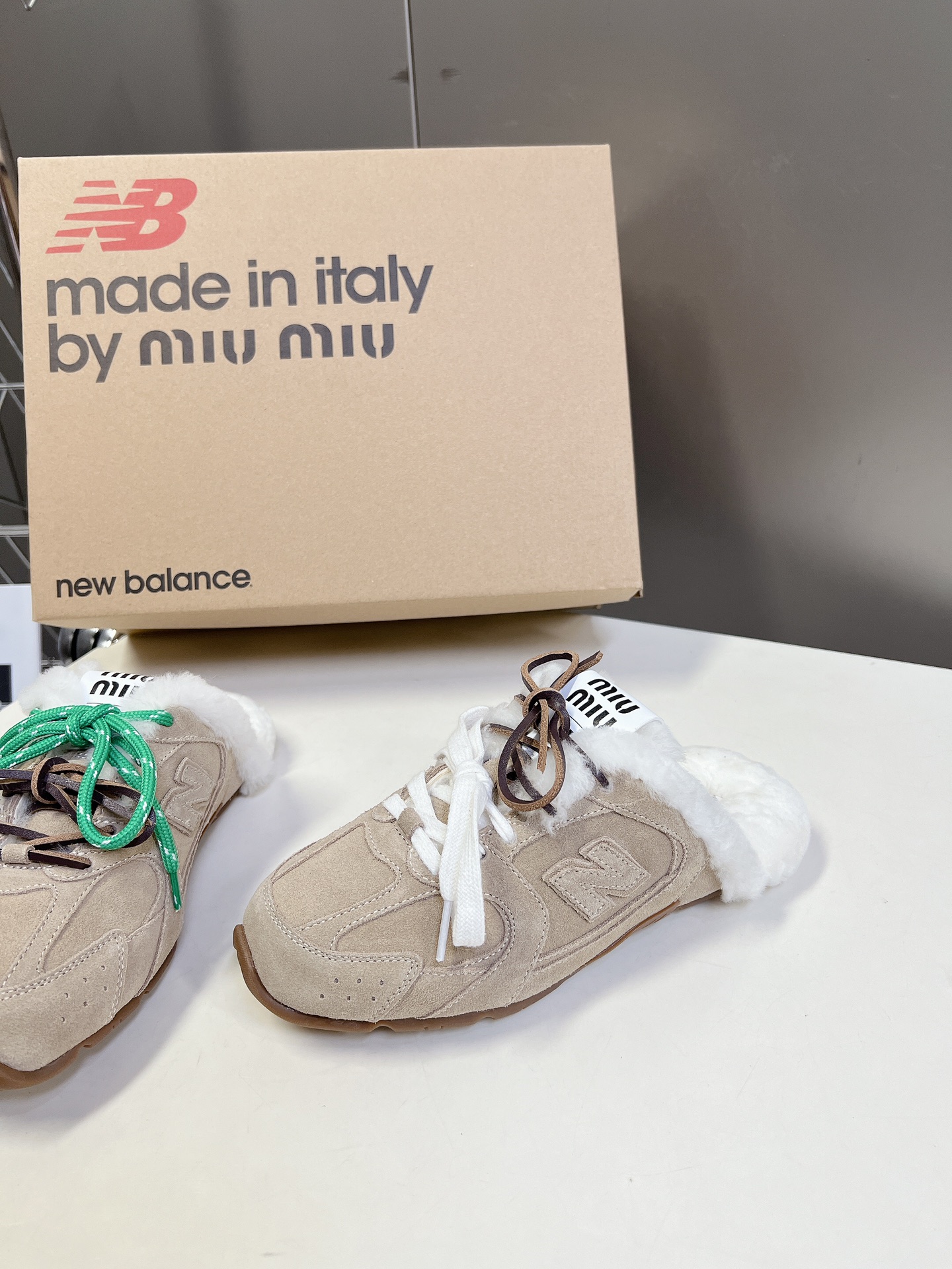 MiuMiu️NewBalance联名系列德训运动鞋出真毛里了各大品牌都热衷于跨界联名缪缪这次联名诚意满