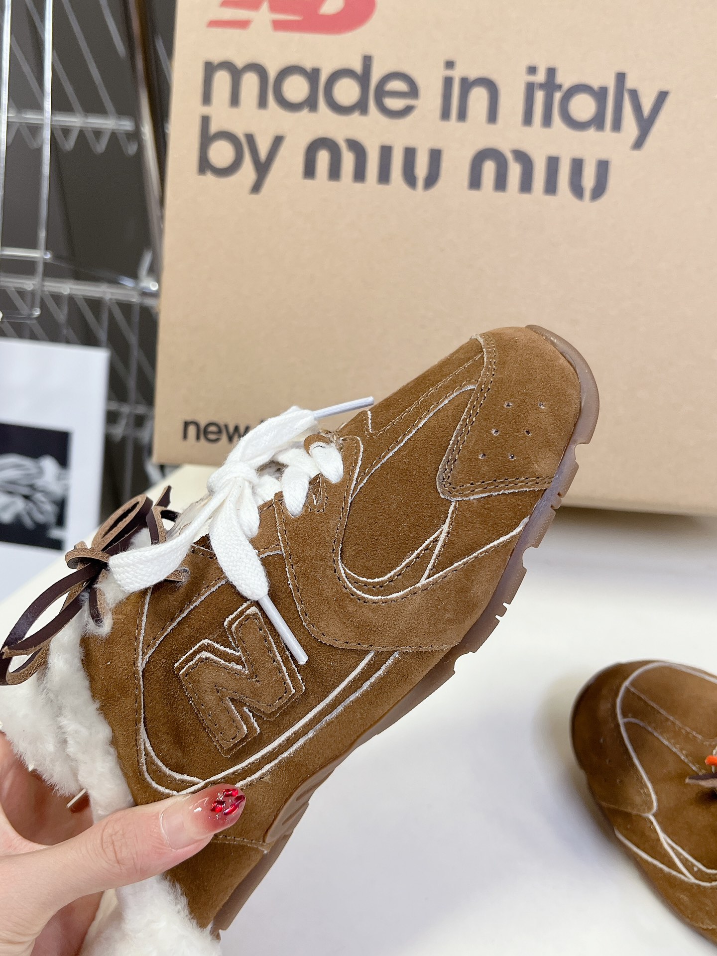 MiuMiu️NewBalance联名系列德训运动鞋出真毛里了各大品牌都热衷于跨界联名缪缪这次联名诚意满