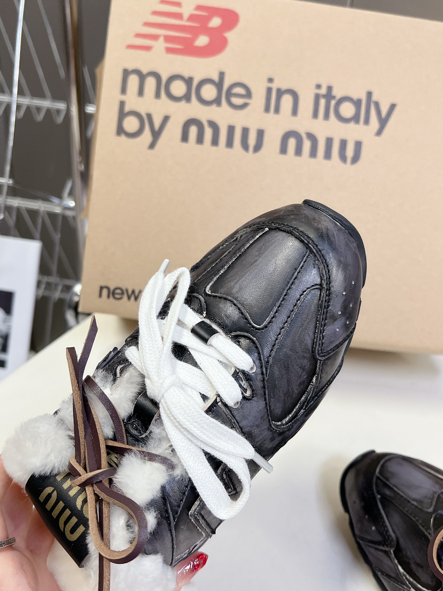 MiuMiu️NewBalance联名系列德训运动鞋出真毛里了各大品牌都热衷于跨界联名缪缪这次联名诚意满