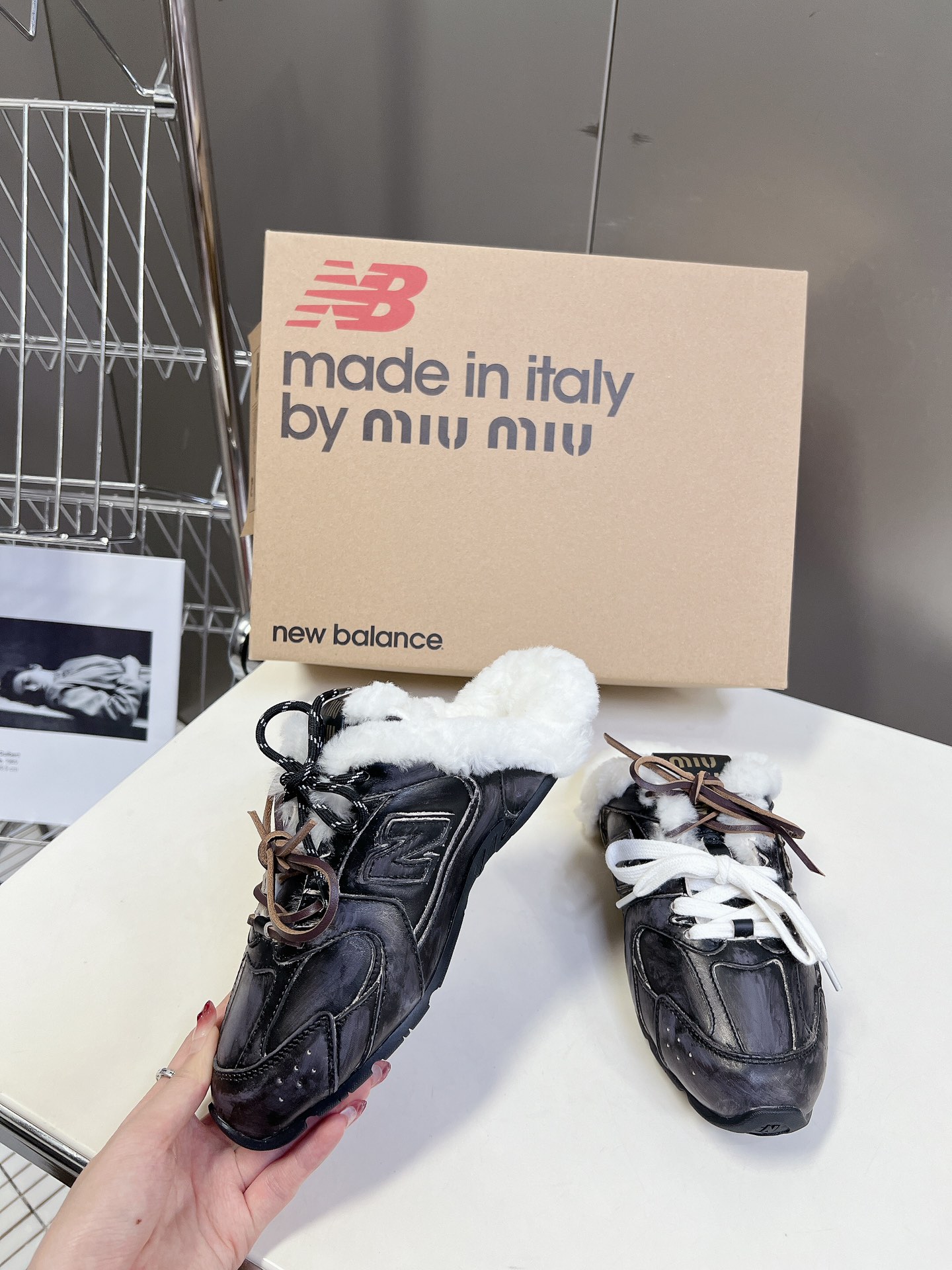 MiuMiu️NewBalance联名系列德训运动鞋出真毛里了各大品牌都热衷于跨界联名缪缪这次联名诚意满