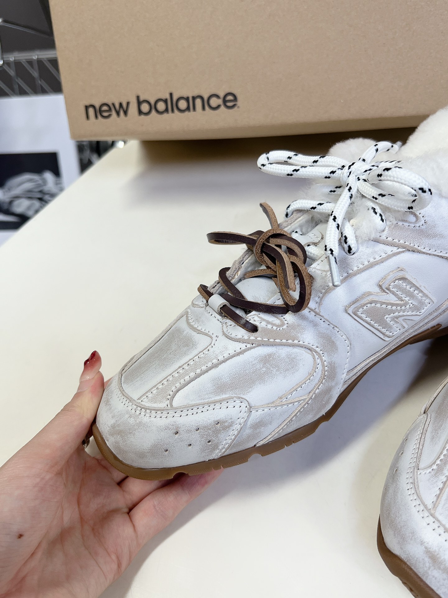 MiuMiu️NewBalance联名系列德训运动鞋出真毛里了各大品牌都热衷于跨界联名缪缪这次联名诚意满