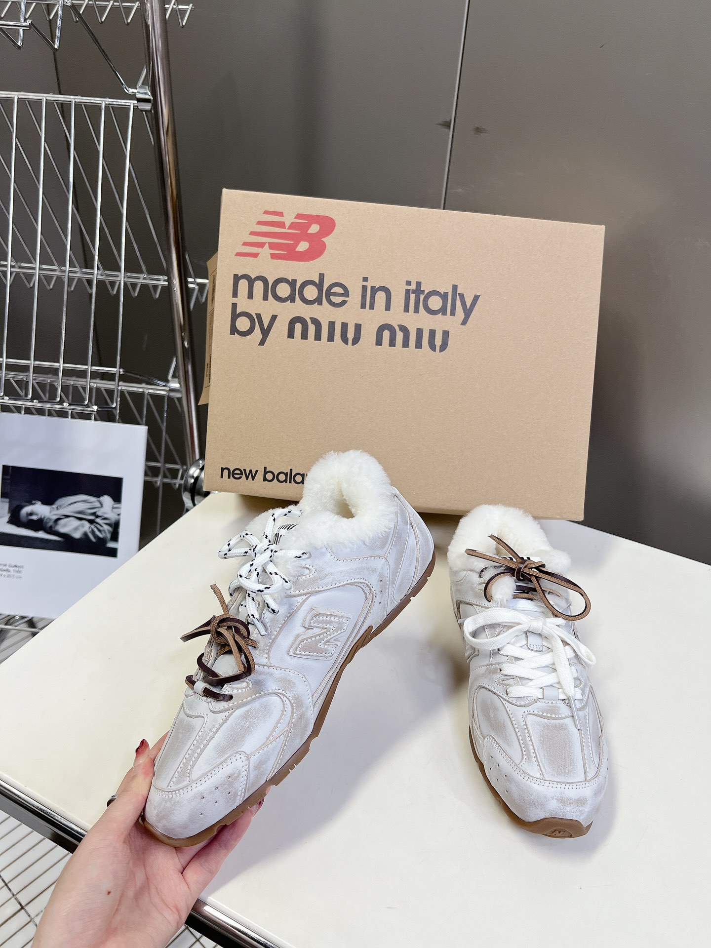 MiuMiu️NewBalance联名系列德训运动鞋出真毛里了各大品牌都热衷于跨界联名缪缪这次联名诚意满