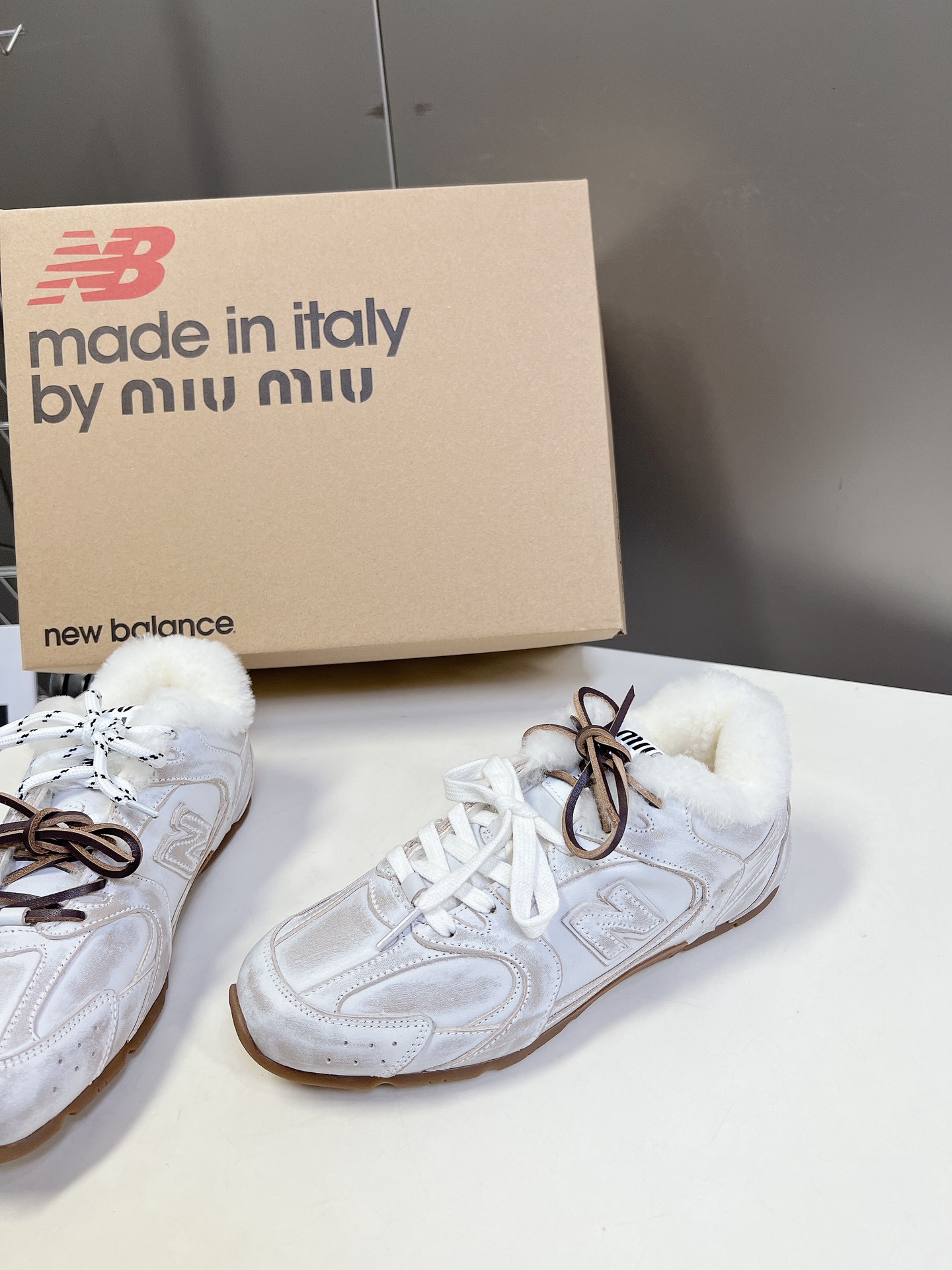 MiuMiu️NewBalance联名系列德训运动鞋出真毛里了各大品牌都热衷于跨界联名缪缪这次联名诚意满