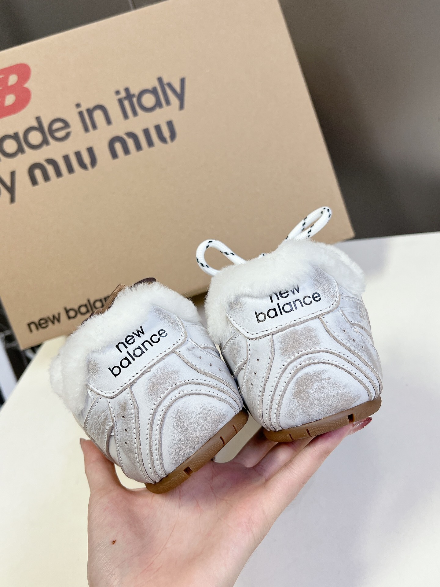 MiuMiu️NewBalance联名系列德训运动鞋出真毛里了各大品牌都热衷于跨界联名缪缪这次联名诚意满