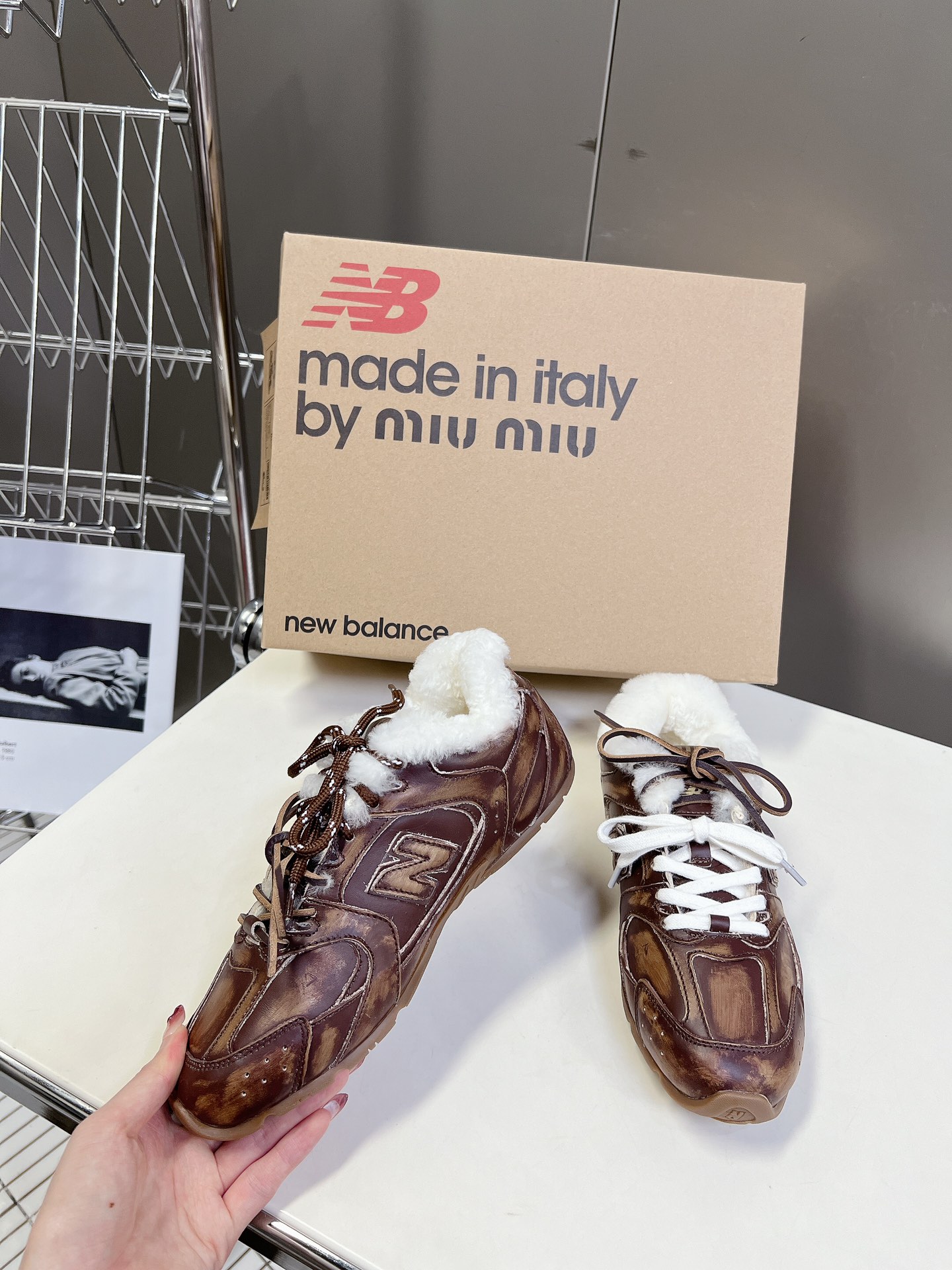 MiuMiu️NewBalance联名系列德训运动鞋出真毛里了各大品牌都热衷于跨界联名缪缪这次联名诚意满