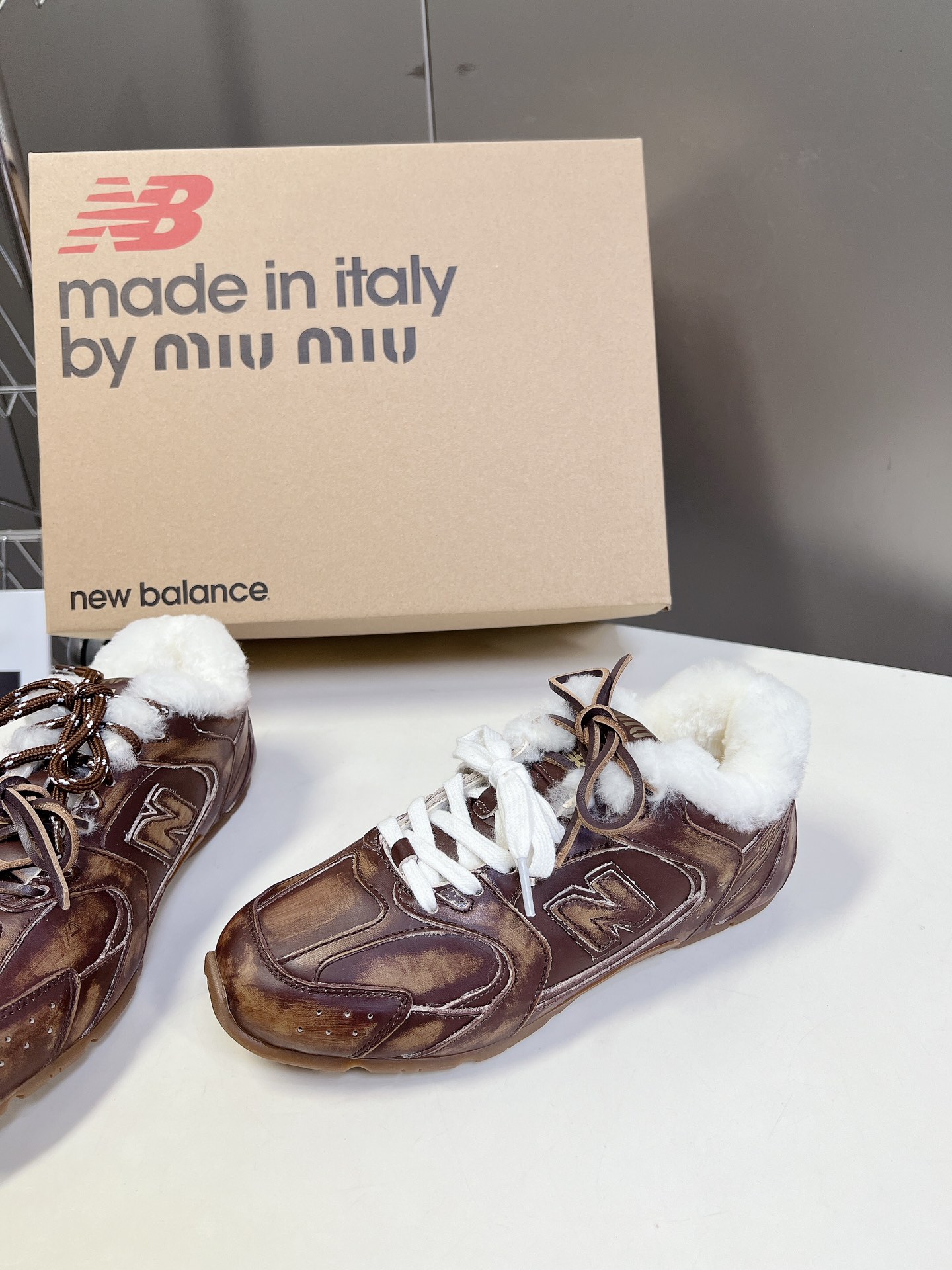 MiuMiu️NewBalance联名系列德训运动鞋出真毛里了各大品牌都热衷于跨界联名缪缪这次联名诚意满