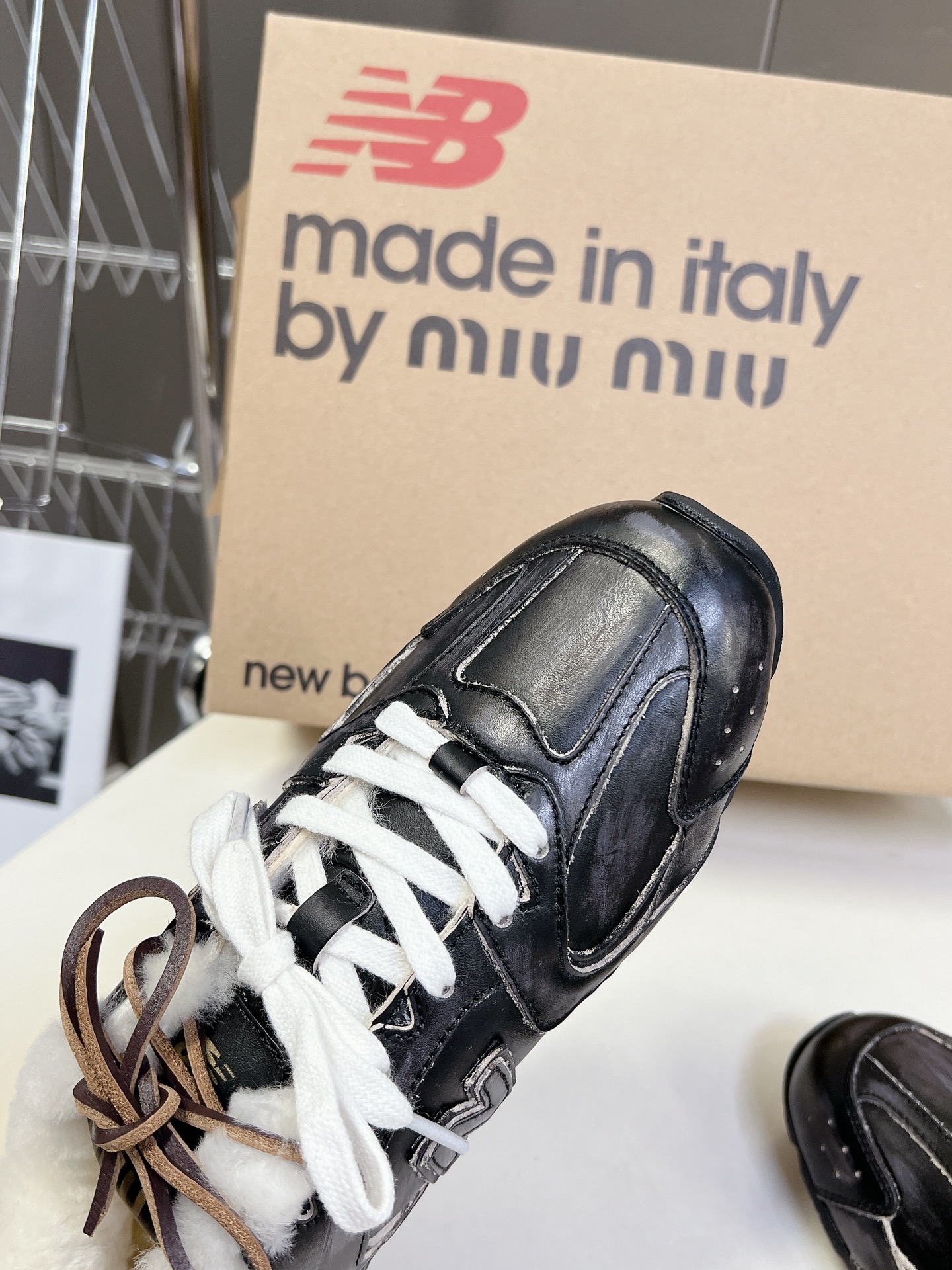 MiuMiu️NewBalance联名系列德训运动鞋出真毛里了各大品牌都热衷于跨界联名缪缪这次联名诚意满