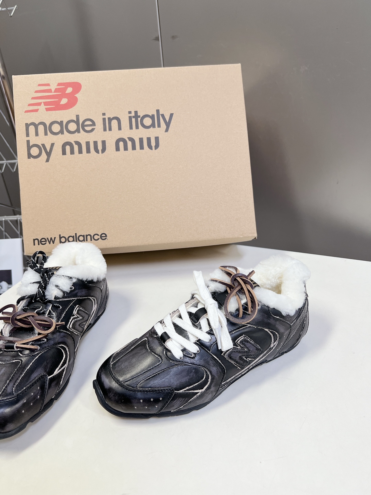 MiuMiu️NewBalance联名系列德训运动鞋出真毛里了各大品牌都热衷于跨界联名缪缪这次联名诚意满