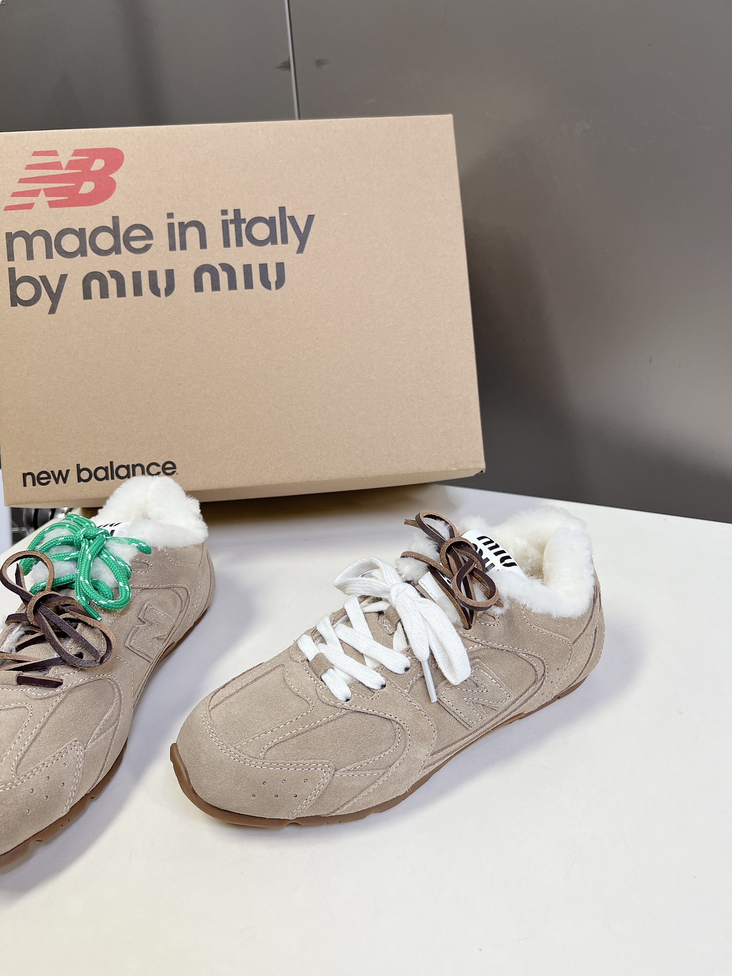 MiuMiu️NewBalance联名系列德训运动鞋出真毛里了各大品牌都热衷于跨界联名缪缪这次联名诚意满