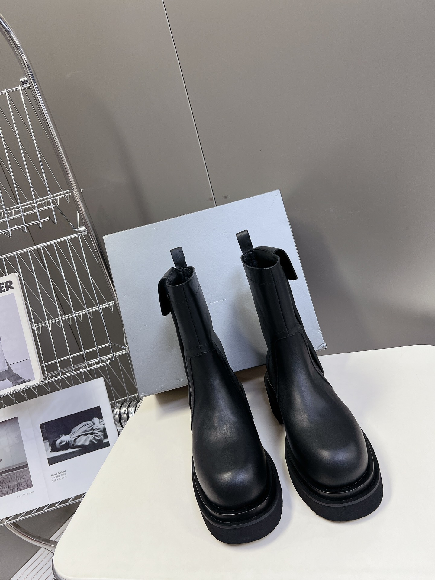 NO:492289,Rick Owens thick sole RO Pocket motorcycle boots series Black waxed cowhide Dark series High-end trend The most worth buying item in the family The texture is amazing The fabric is made of original consistent material divided into first layer cowhide thick sole motorcycle style inner lining cowhide large sole Consistent TPU material outsole Height 6.5CM Size; Women 35-40 Men 39-45 Configure trendy brand packaging, boots, boots, cowhide19860909Rick Owens厚底 RO 欧文斯 口袋 机车靴 系列 黑色打蜡牛皮  暗黑系列 高阶风潮  家族最值得入手的一款单品 质感太绝了 面料选用原版一致材质 分为 头层牛皮 厚底机车风格   内里 牛皮内里 大底 一致TPU材质大底 高度6.5CM 码数；女35-40 男39-45 配置潮牌包装,靴子,boots,cowhide,Women's Shoes