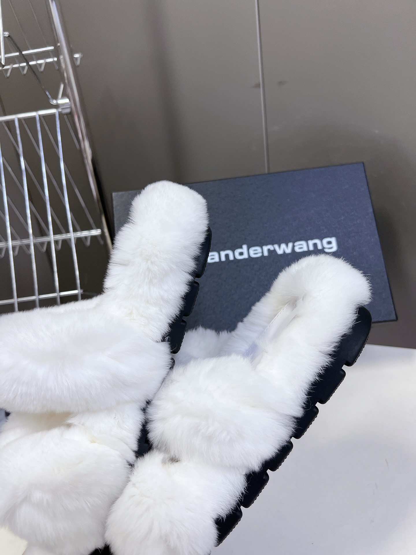 Alexanderwang大王厚底兔毛拖鞋太好看了很难不爱！BLINGBLING秋冬毛毛拖露腿神器没有比