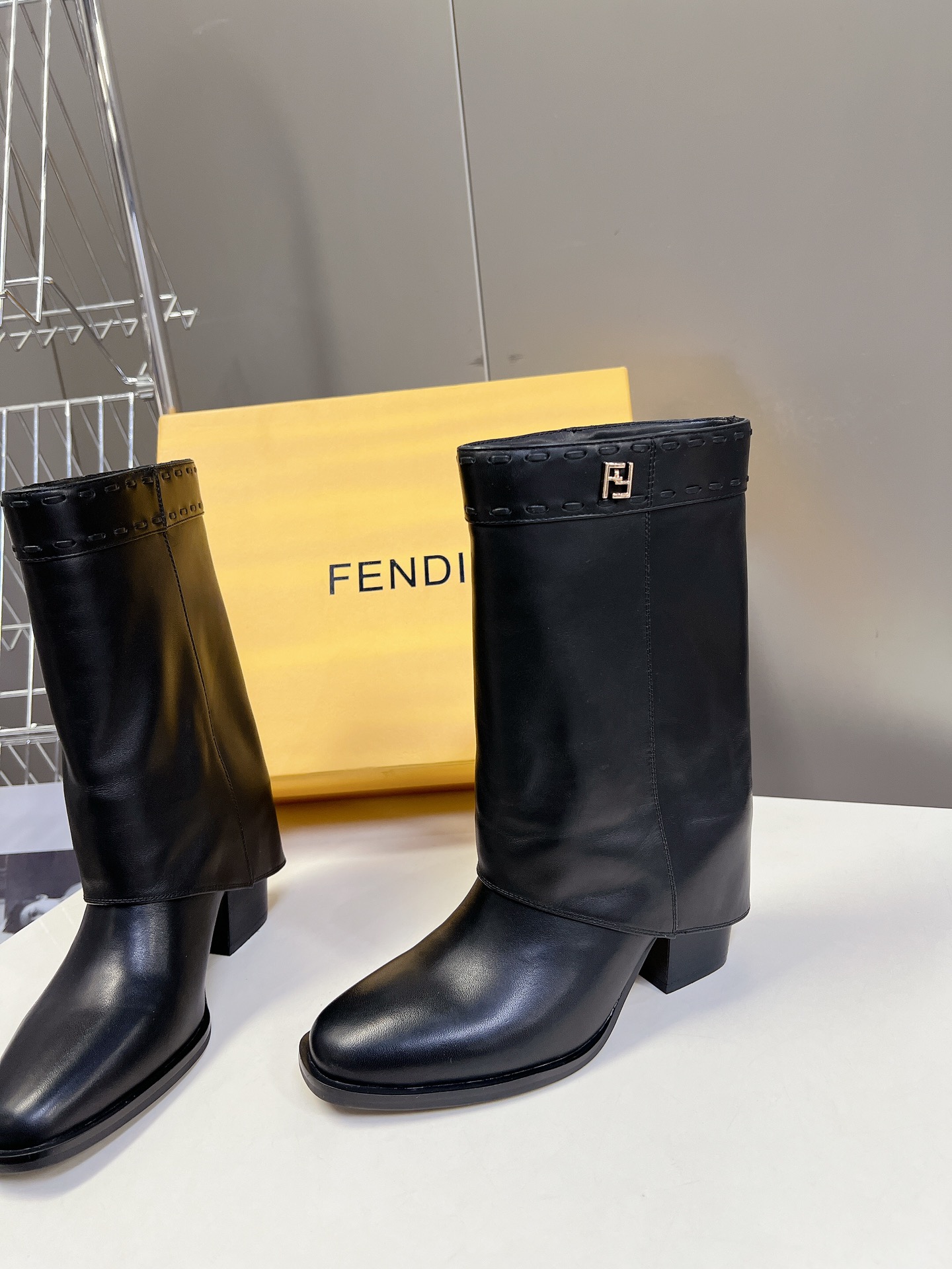 芬迪FENDI24冬季走秀主推系列新品上线芬迪木纹粗跟设计灵感改创于今年秀场的主推系列鞋履高定版本各界知