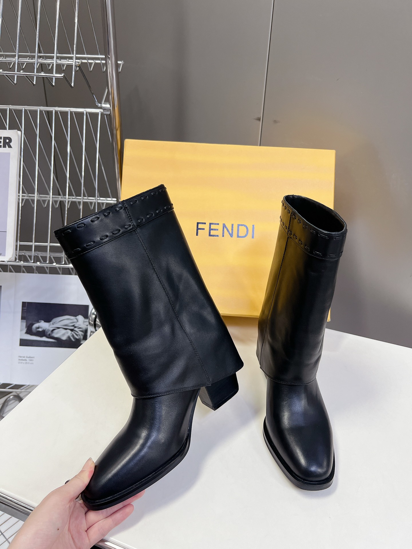 芬迪FENDI24冬季走秀主推系列新品上线芬迪木纹粗跟设计灵感改创于今年秀场的主推系列鞋履高定版本各界知