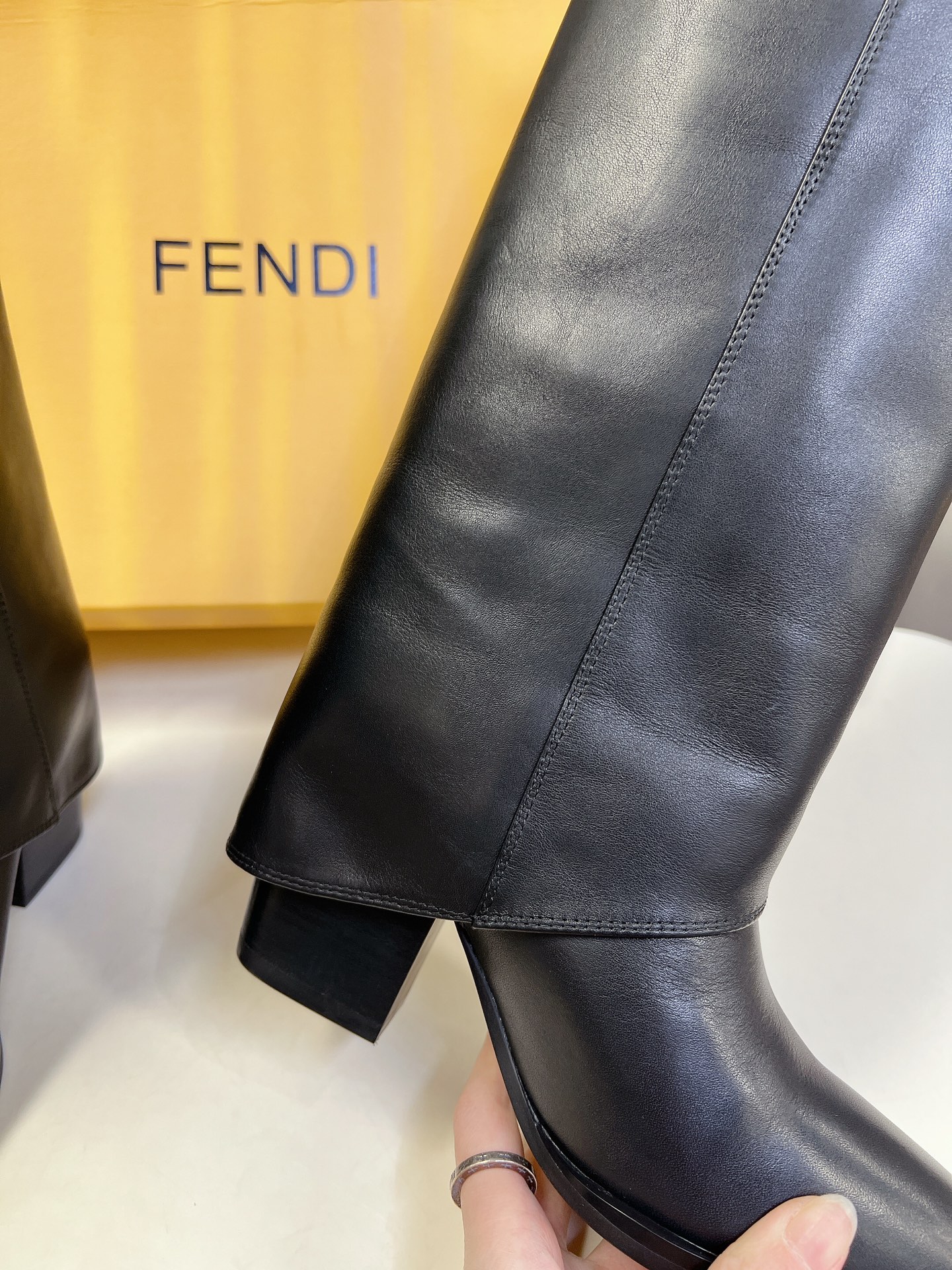 芬迪FENDI24冬季走秀主推系列新品上线芬迪木纹粗跟设计灵感改创于今年秀场的主推系列鞋履高定版本各界知