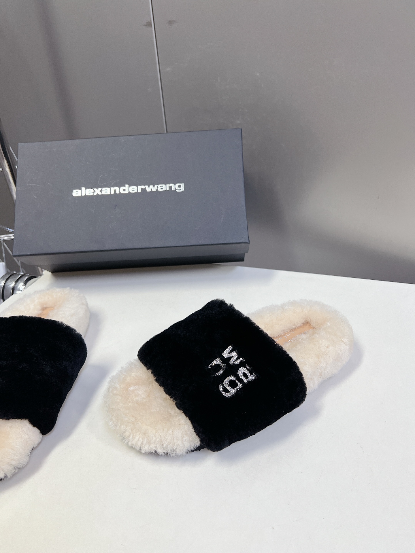 Alexanderwang亚历山大王羊毛拖鞋太好看了很难不爱！BLINGBLING秋冬毛毛拖露腿神器没有