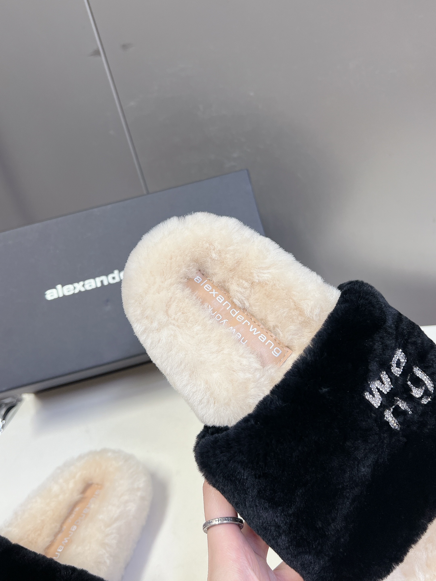 Alexanderwang亚历山大王羊毛拖鞋太好看了很难不爱！BLINGBLING秋冬毛毛拖露腿神器没有