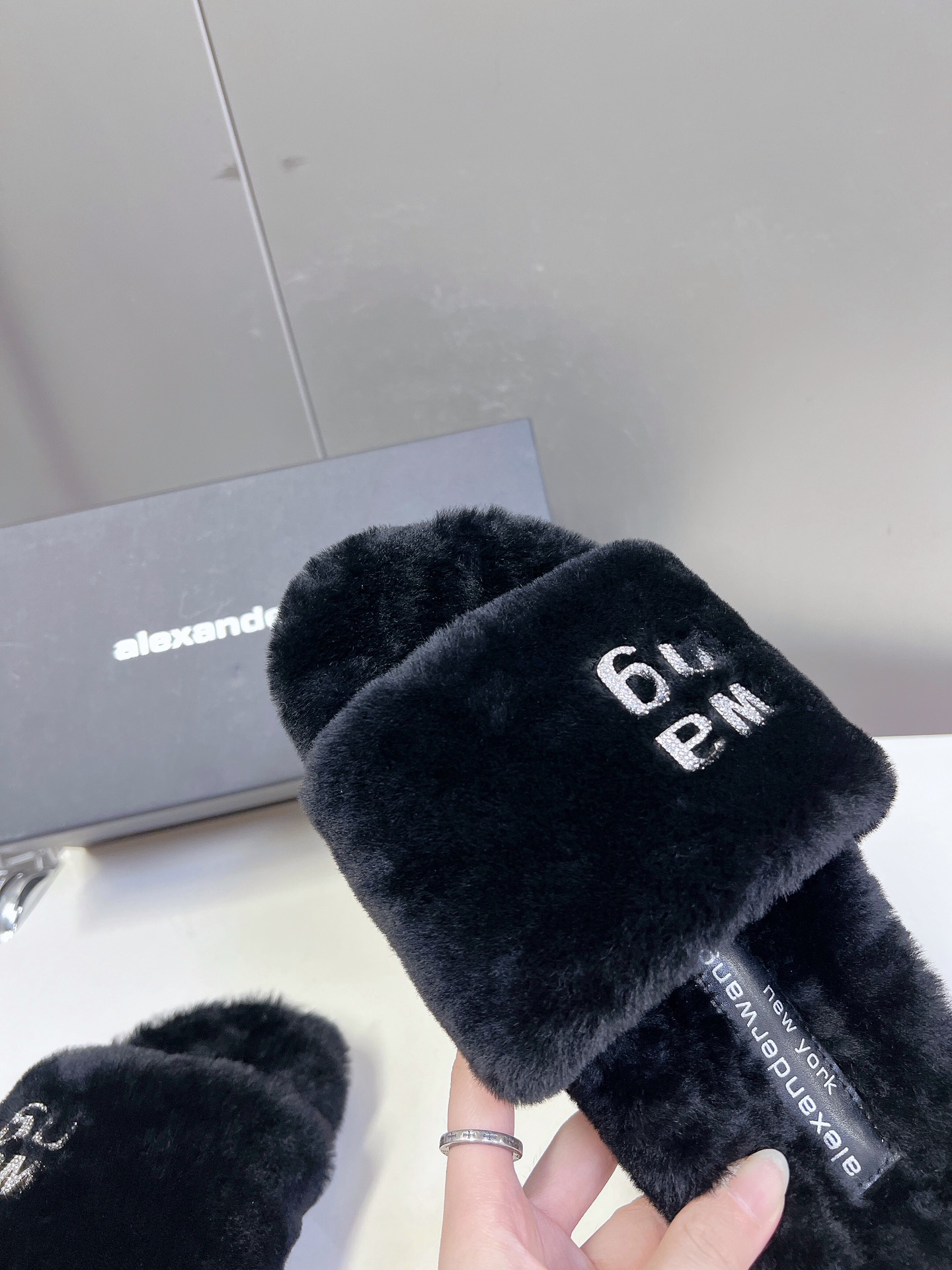 Alexanderwang亚历山大王羊毛拖鞋太好看了很难不爱！BLINGBLING秋冬毛毛拖露腿神器没有