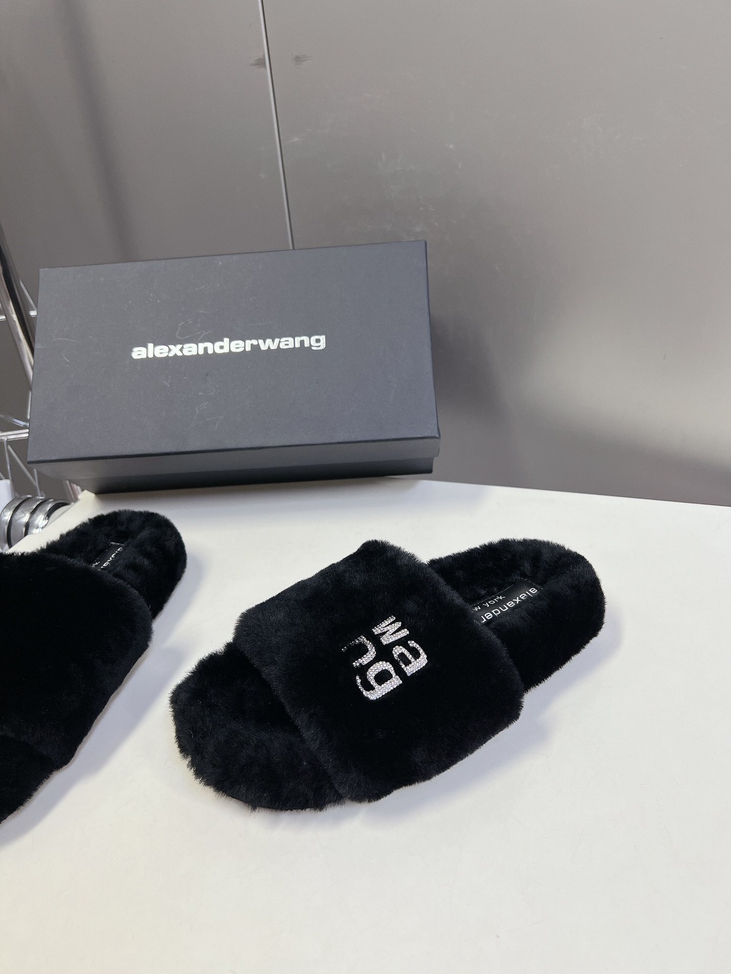 Alexanderwang亚历山大王羊毛拖鞋太好看了很难不爱！BLINGBLING秋冬毛毛拖露腿神器没有