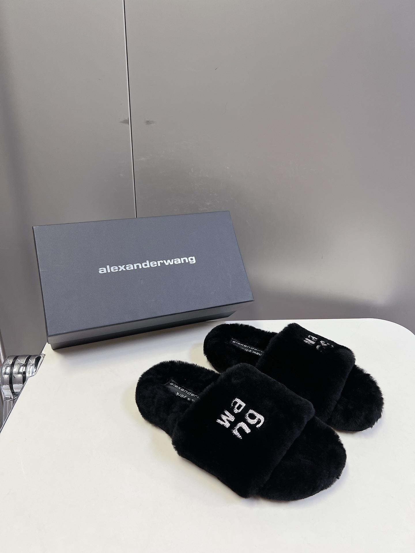 Alexanderwang亚历山大王羊毛拖鞋太好看了很难不爱！BLINGBLING秋冬毛毛拖露腿神器没有