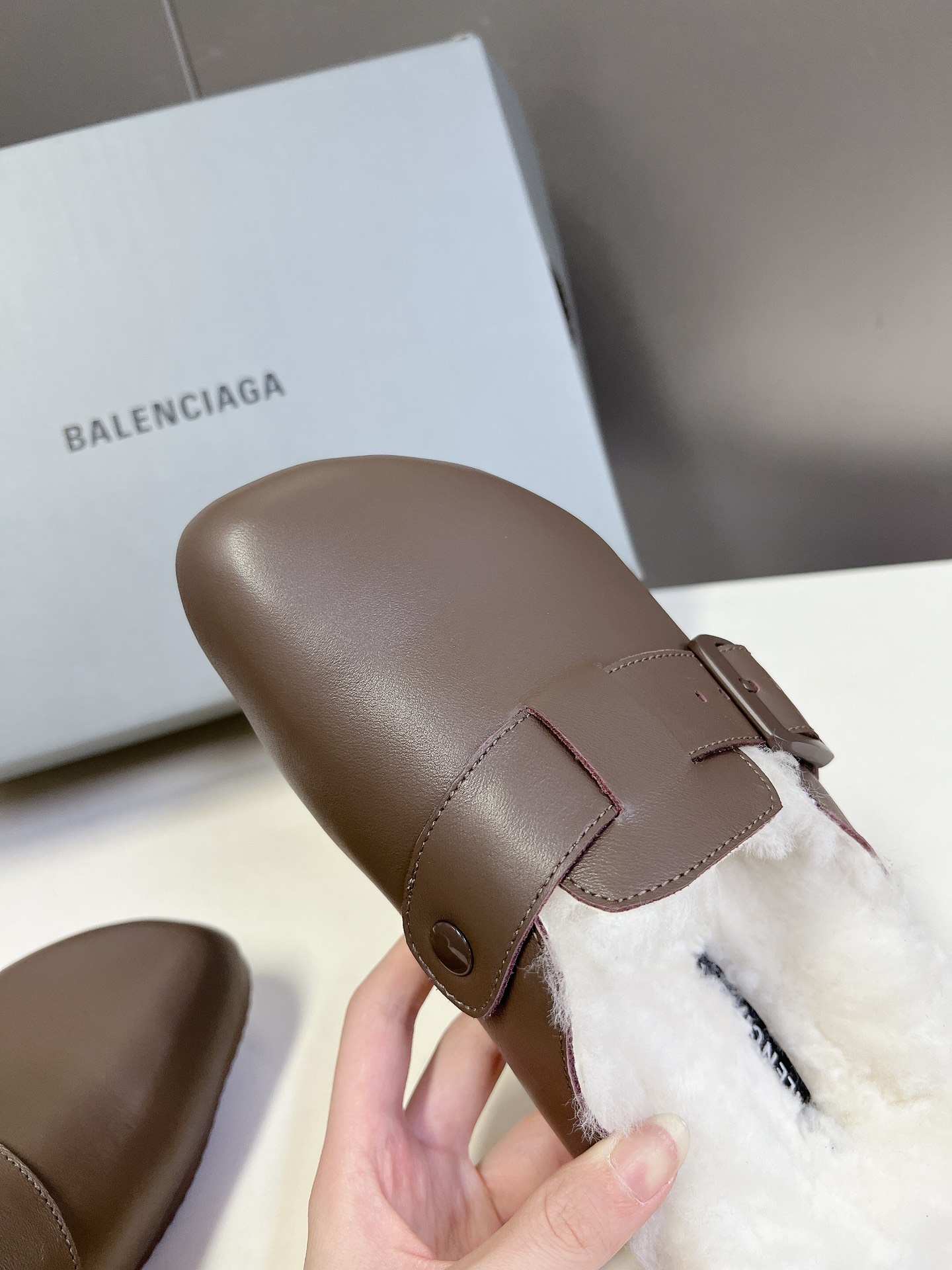 男装10BALENCIAGA巴黎世家情侣款勃肯拖出毛里了SundaySuedeMule五指勃肯24秋冬秀